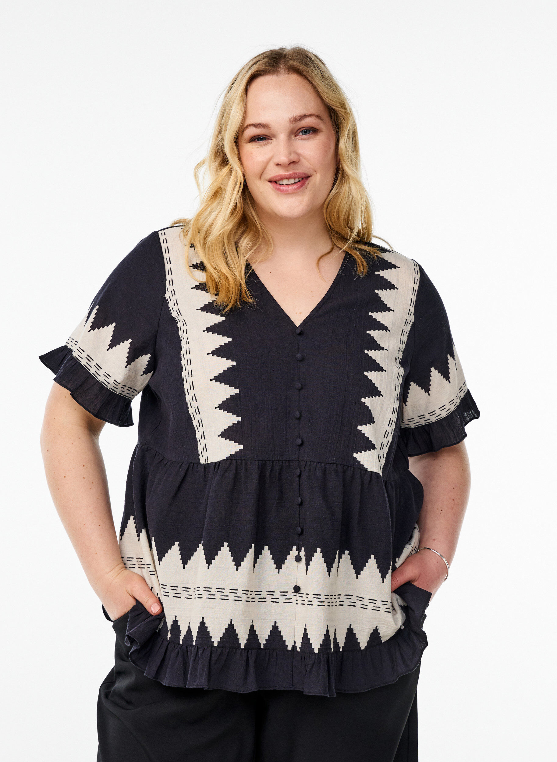 Kurze Bluse mit R&uuml;schen und Grafikmuster, Schwarz, Model