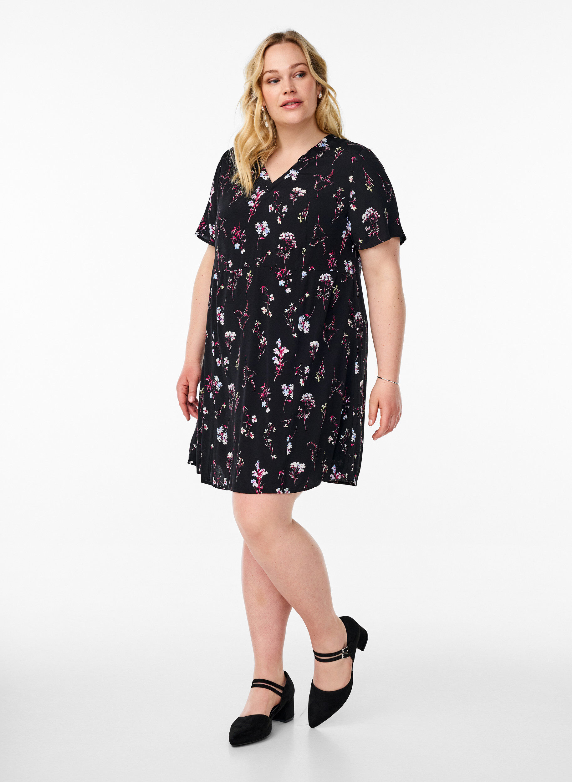 Zizzi Kurzes Kleid mit Blumendruck, Schwarz, Model image number 1