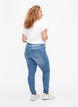 Amy-Jeans mit superschmaler Passform und gerippten Details, Blau, Model image number 1