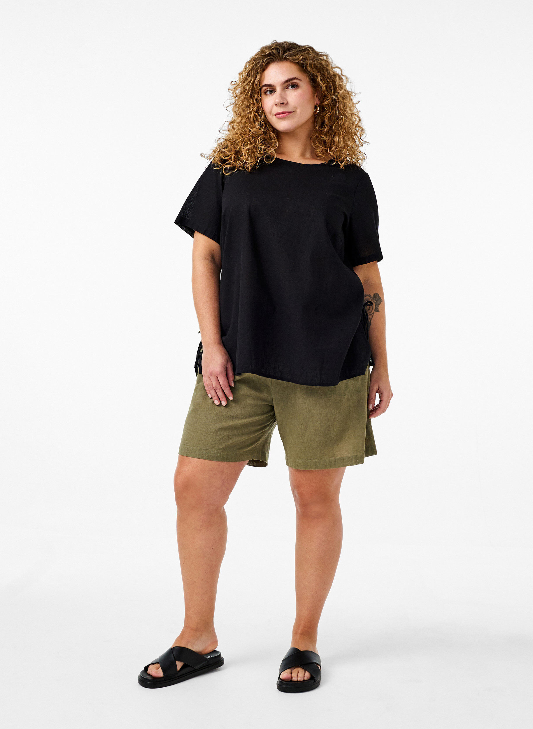 Zizzi Kurz&auml;rmlige Bluse aus Baumwoll-Mix mit Leinen und Spitzendetail, Black, Model image number 3