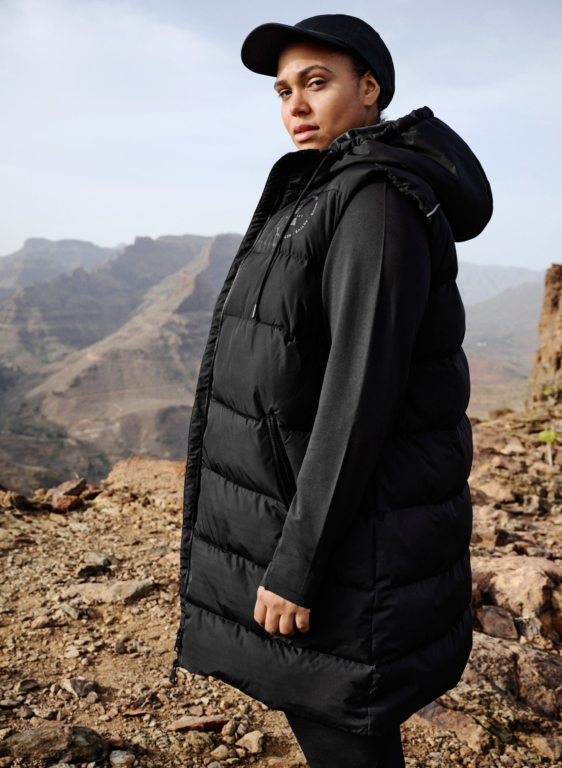 Zizzi Sportliche Kapuzenjacke mit Taschen, Black, Image image number 0