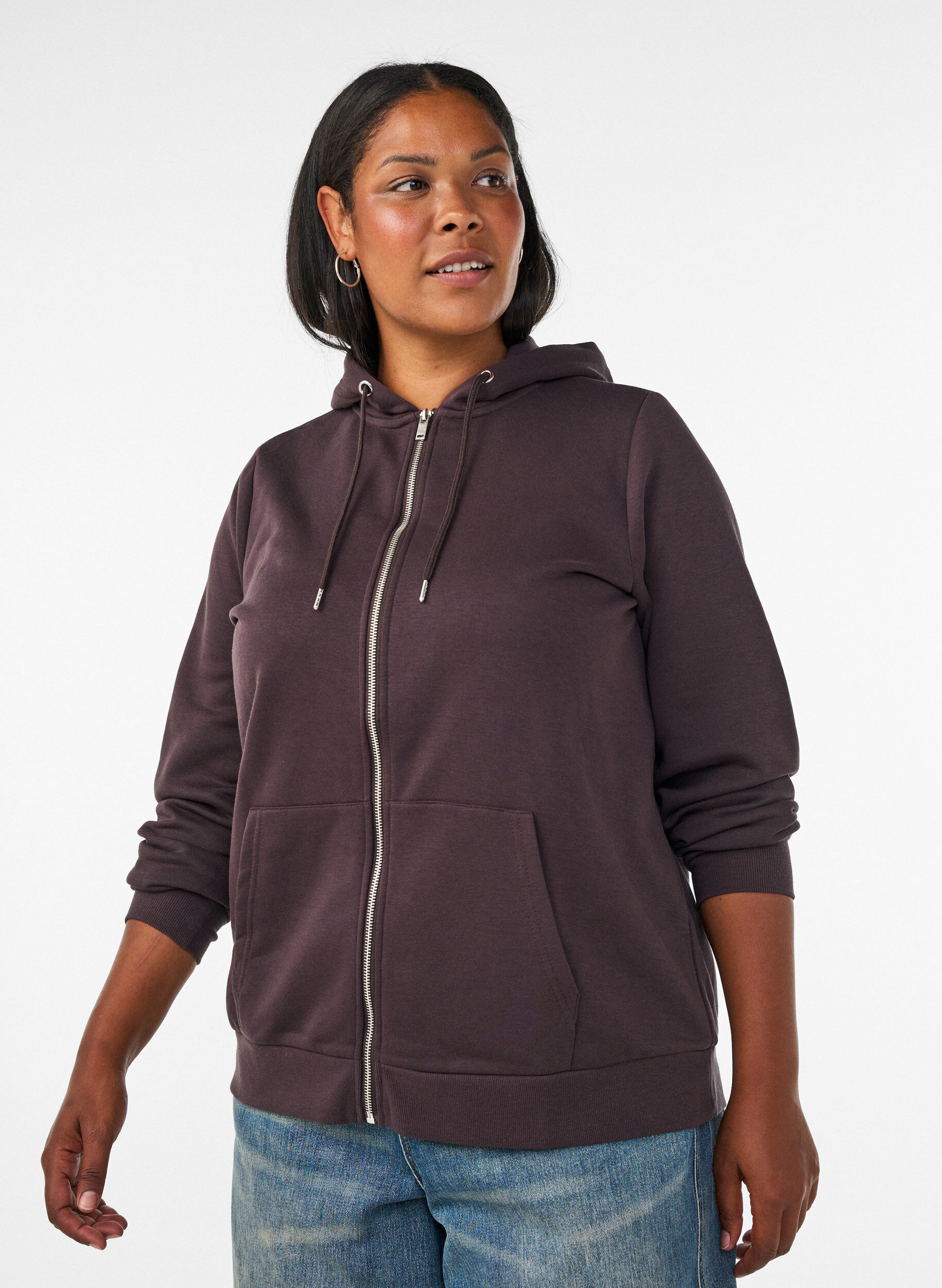 Kapuzensweatshirt mit Rei&szlig;verschluss und Taschen, Braun, Model