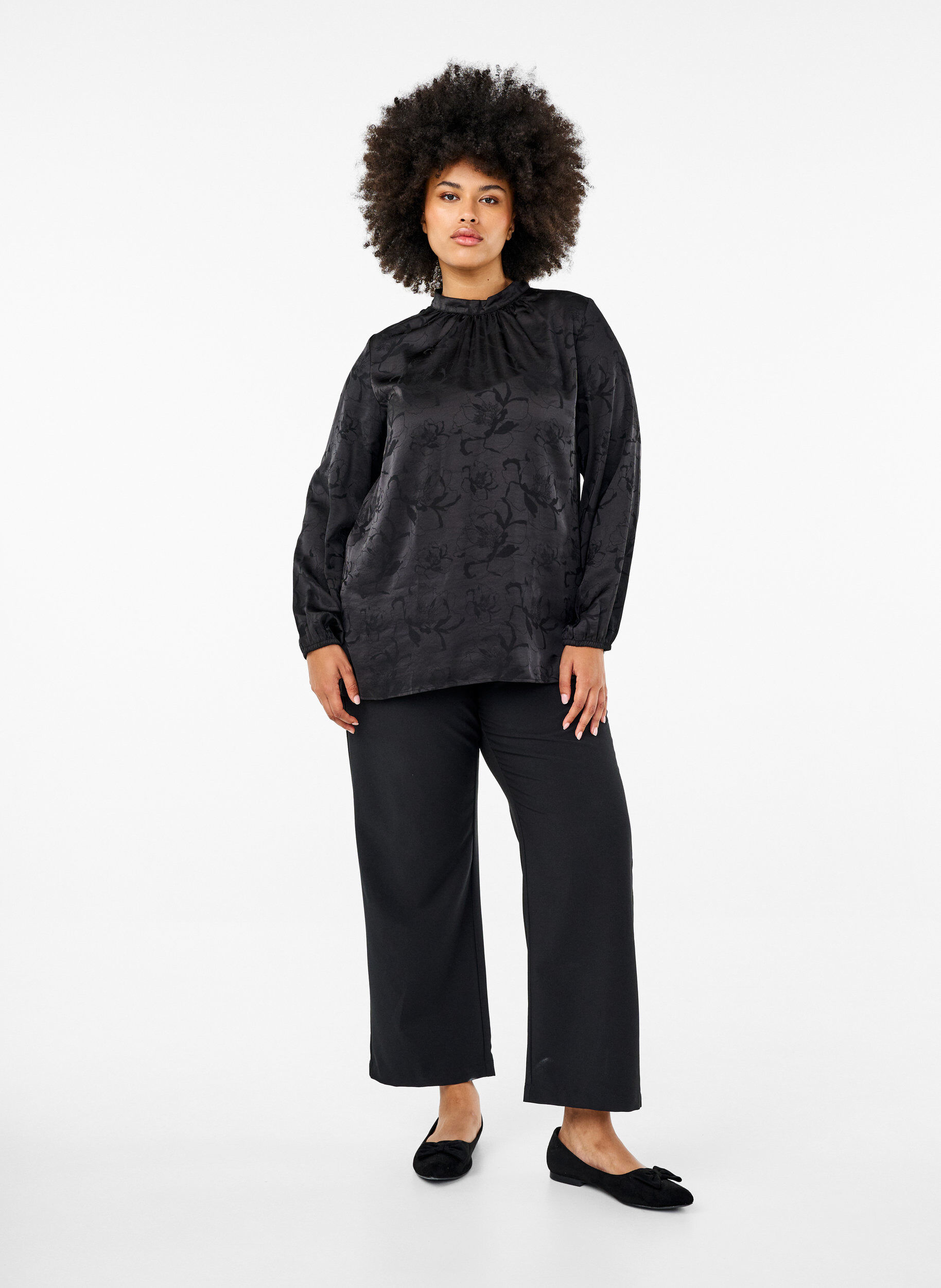 Zizzi Satinstoffbluse mit Ton-in-Ton-Muster, Black, Model image number 2
