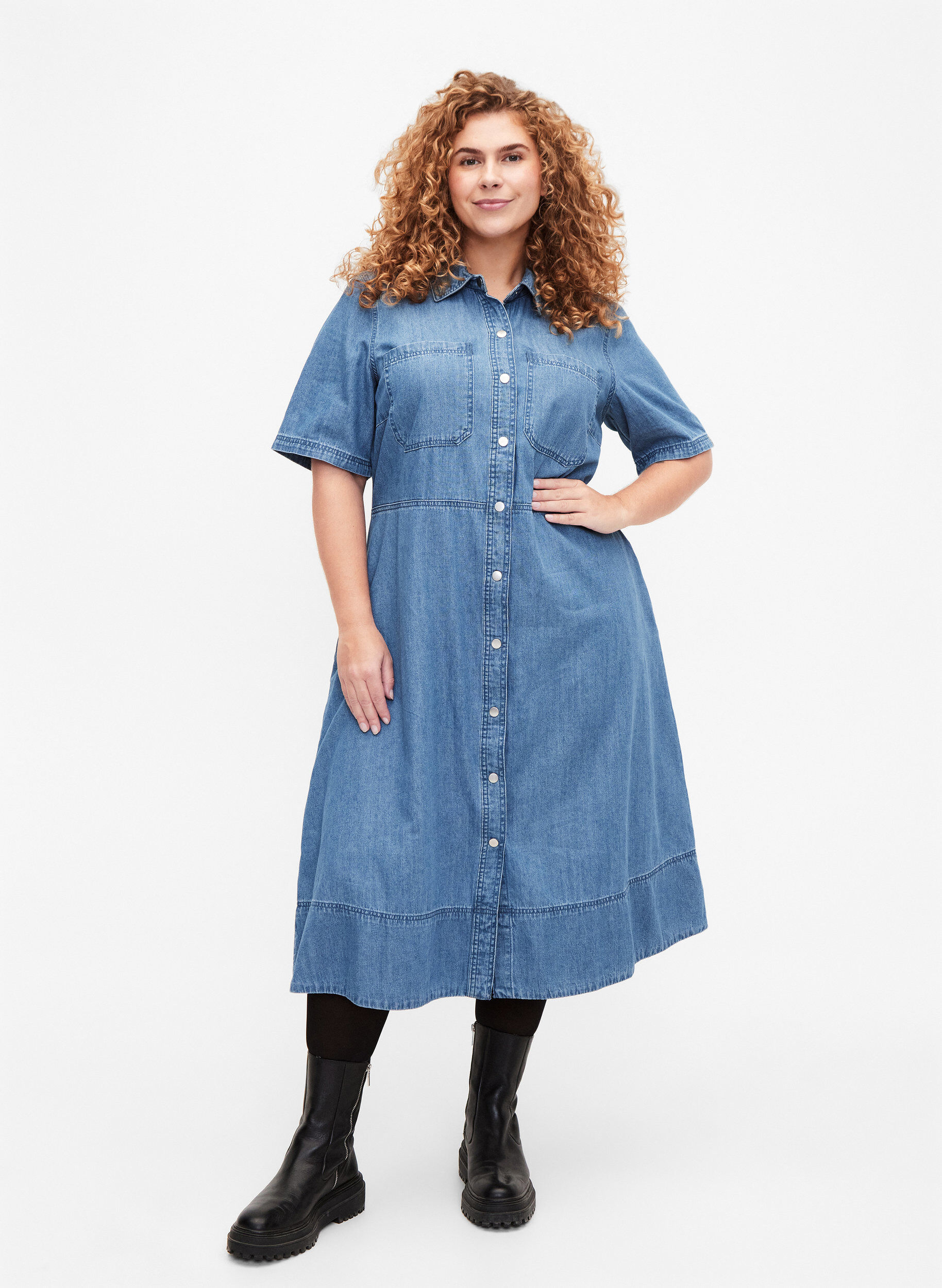 Zizzi Jeanshemdkleid mit kurzen &Auml;rmeln, Blau, Model image number 1