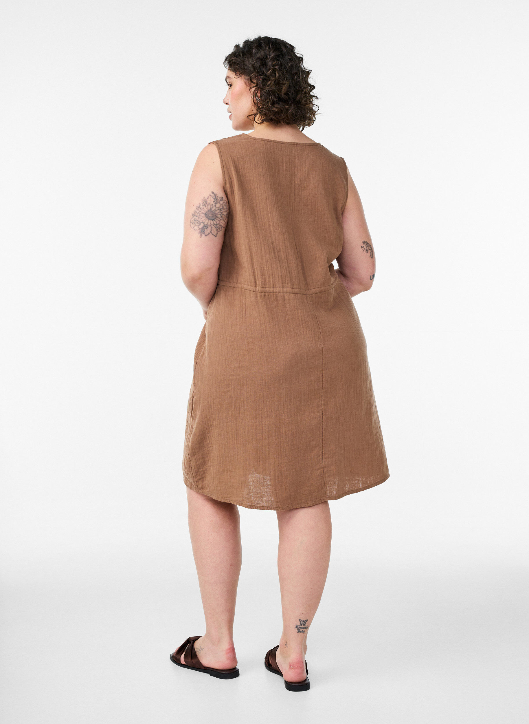 Zizzi &Auml;rmelloses Kleid aus Baumwoll-Musselin mit Bindeband, Braun, Model image number 1