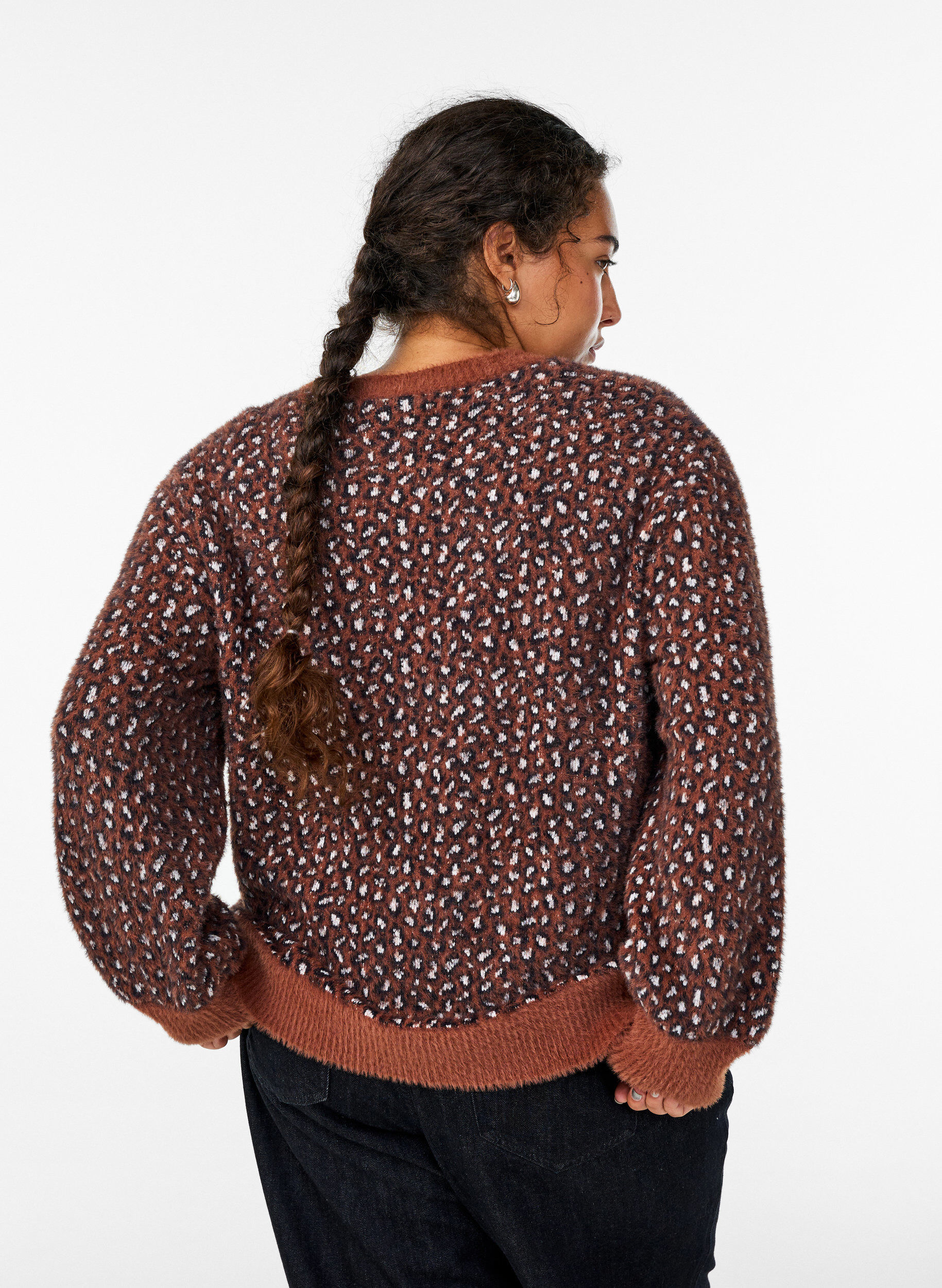 Zizzi Strickpullover mit Animalprint und flauschigem Finish, Rot, Model image number 2
