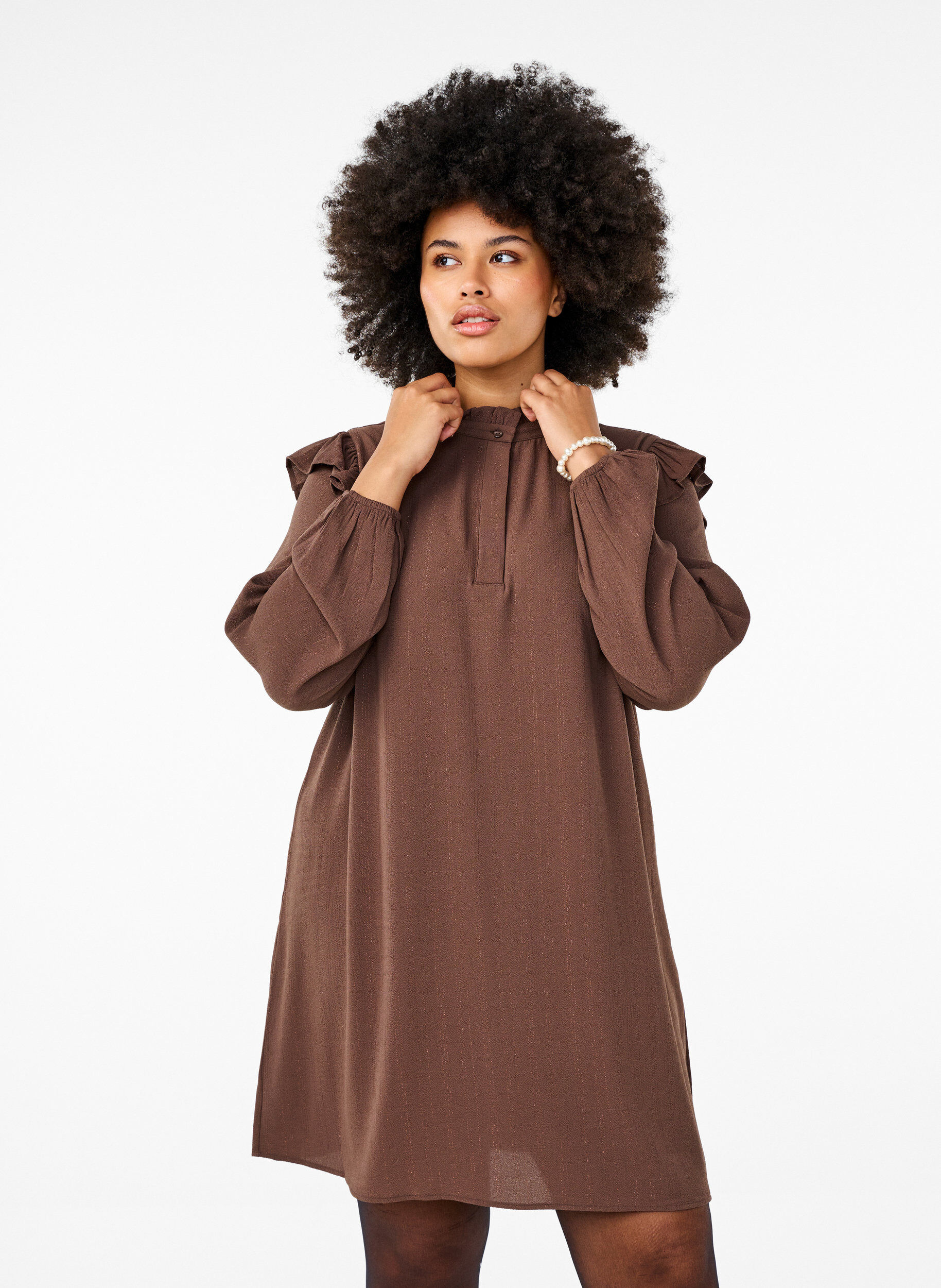 Zizzi Kurzes Kleid mit R&uuml;schen und Glitzer , Braun, Model image number 0