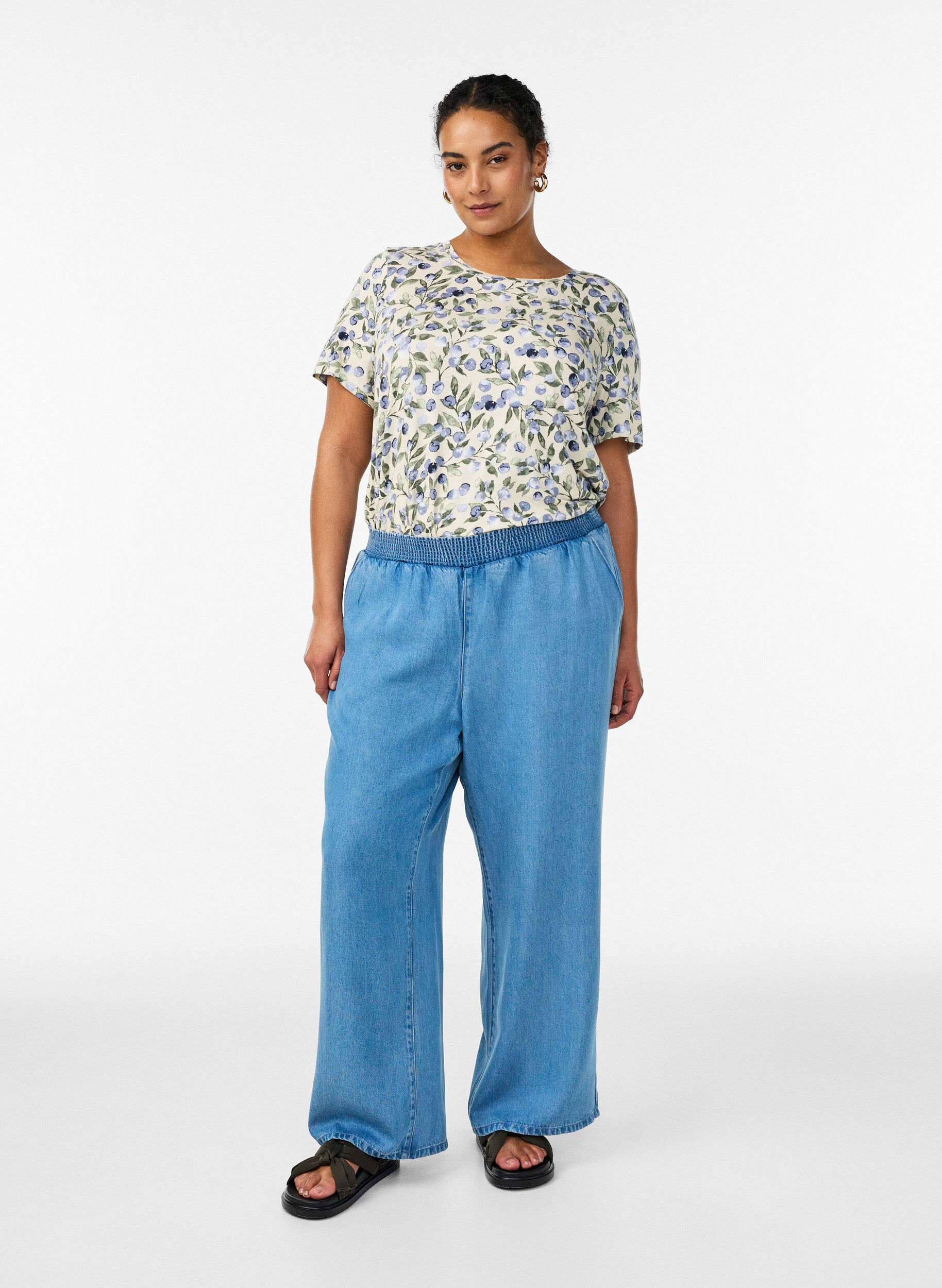 Zizzi T-Shirt mit floralem Print, Vanille, Model image number 1