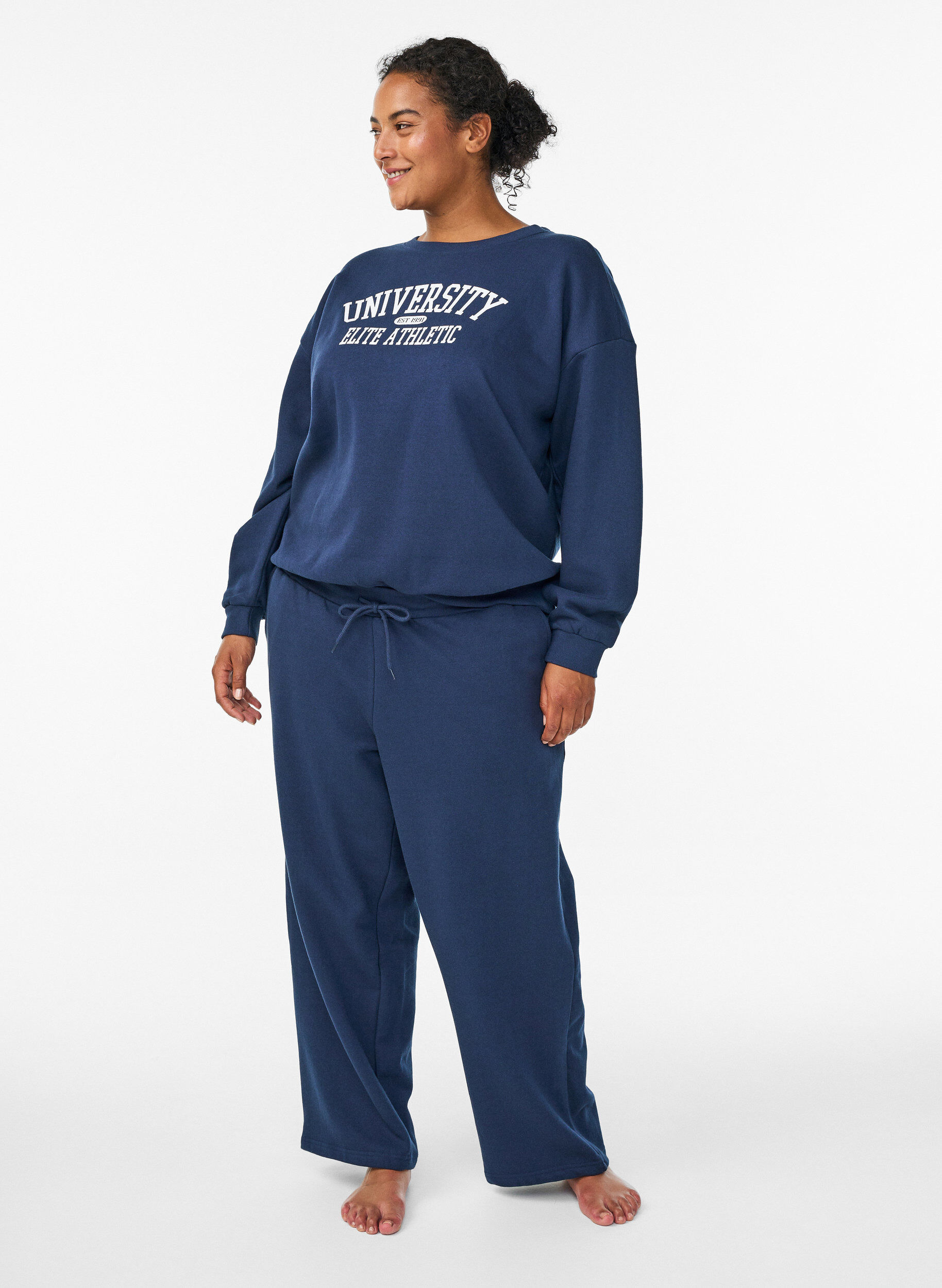 Zizzi Sweatshirt mit Textaufdruck, Blau, Model image number 1