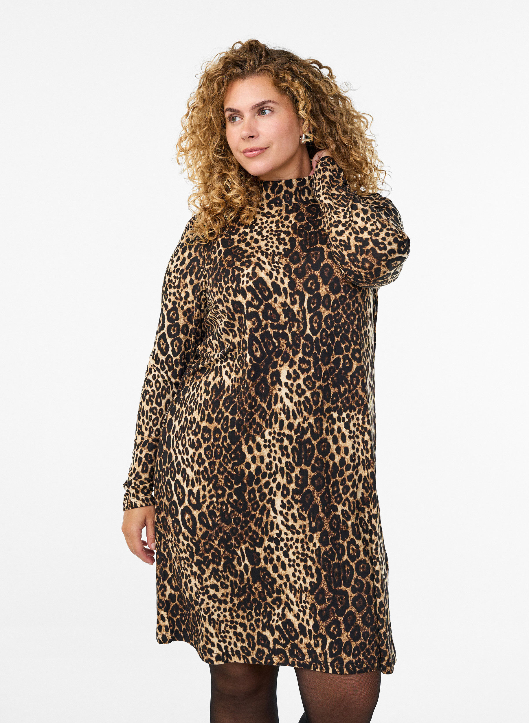 FLASH &ndash; Lang&auml;rmeliges Kleid mit Rollkragen, Schwarz, Model