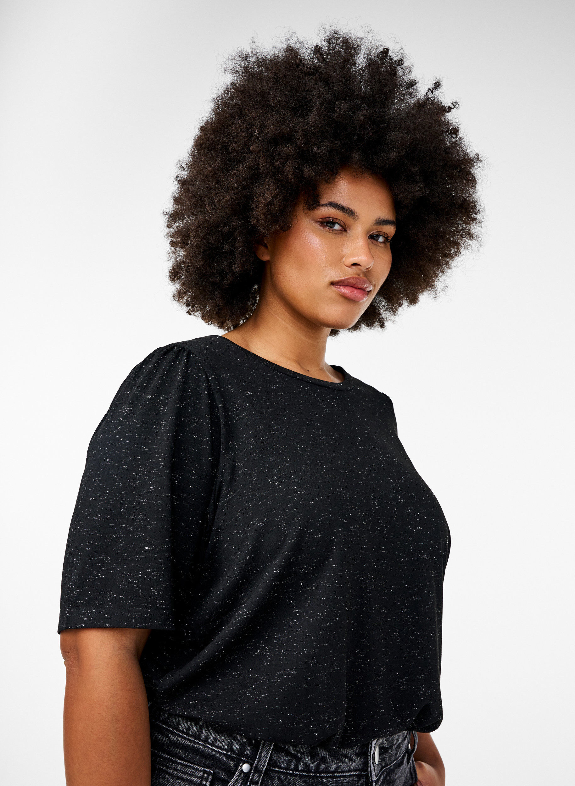 Zizzi T-Shirt mit Glitzer und kurzen Puff&auml;rmeln, Schwarz, Model image number 3
