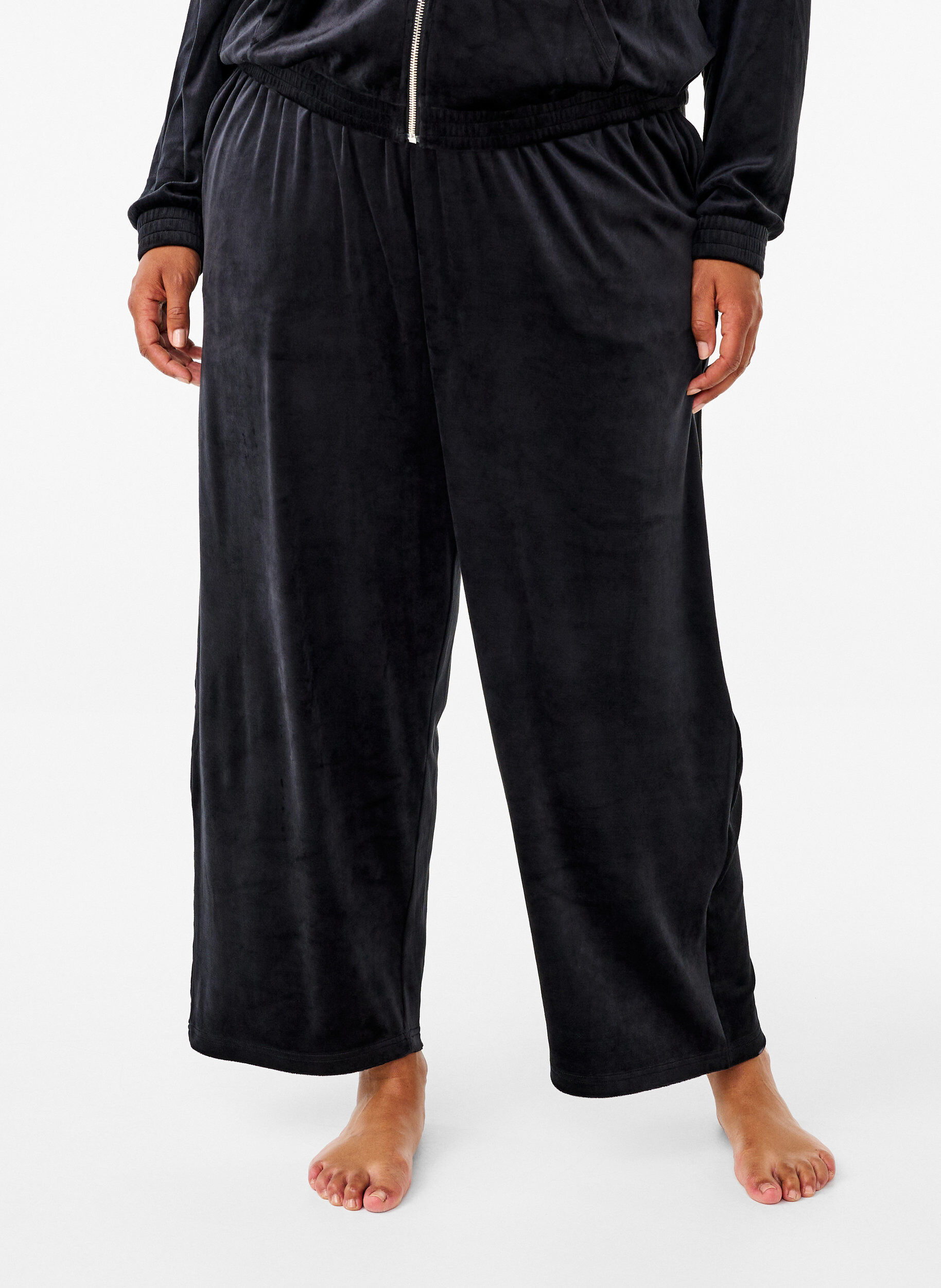Zizzi Weite Hose aus Velours, Black, Model image number 2