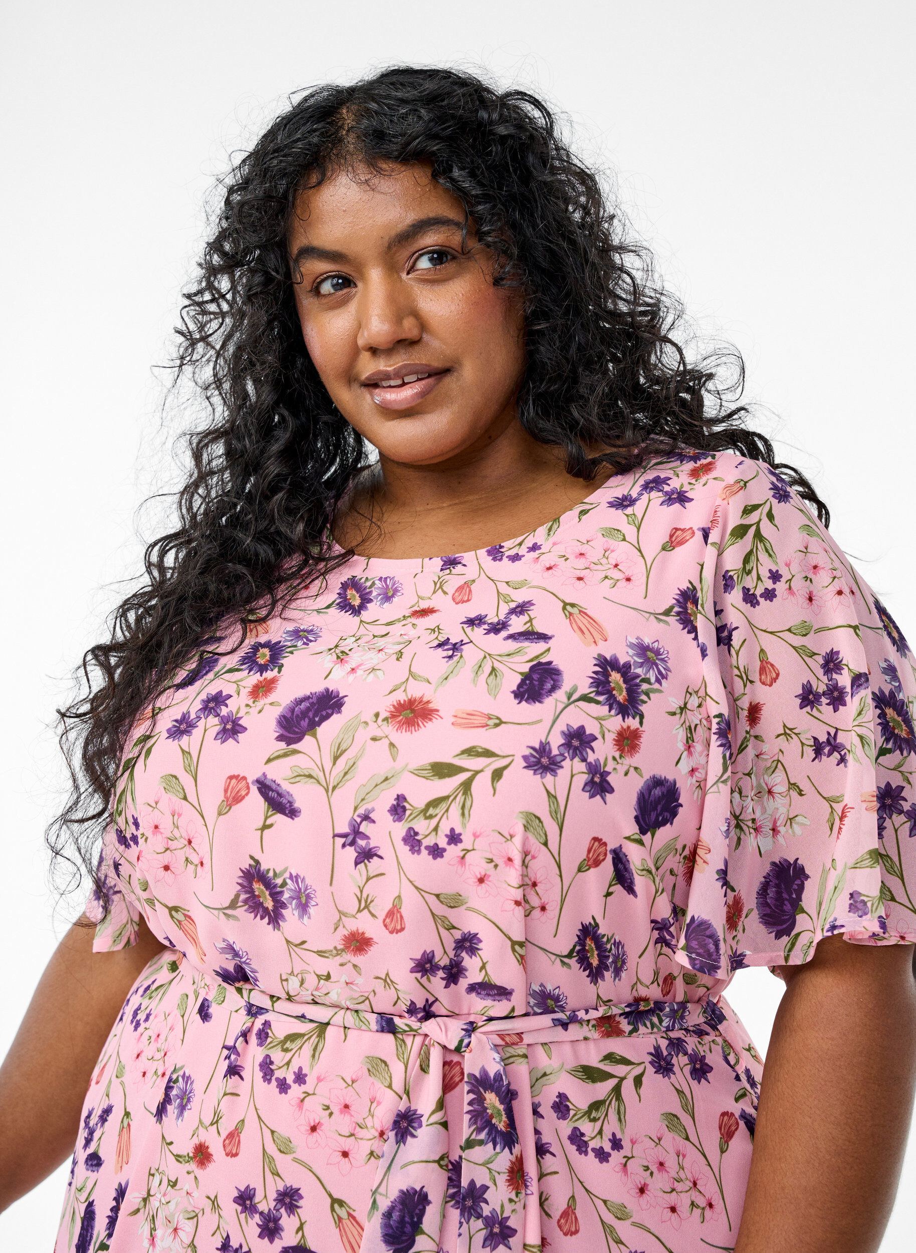 Zizzi Langes Kleid mit Fledermaus&auml;rmeln und gebl&uuml;mtem Muster, Rose Flower AOP, Model image number 2