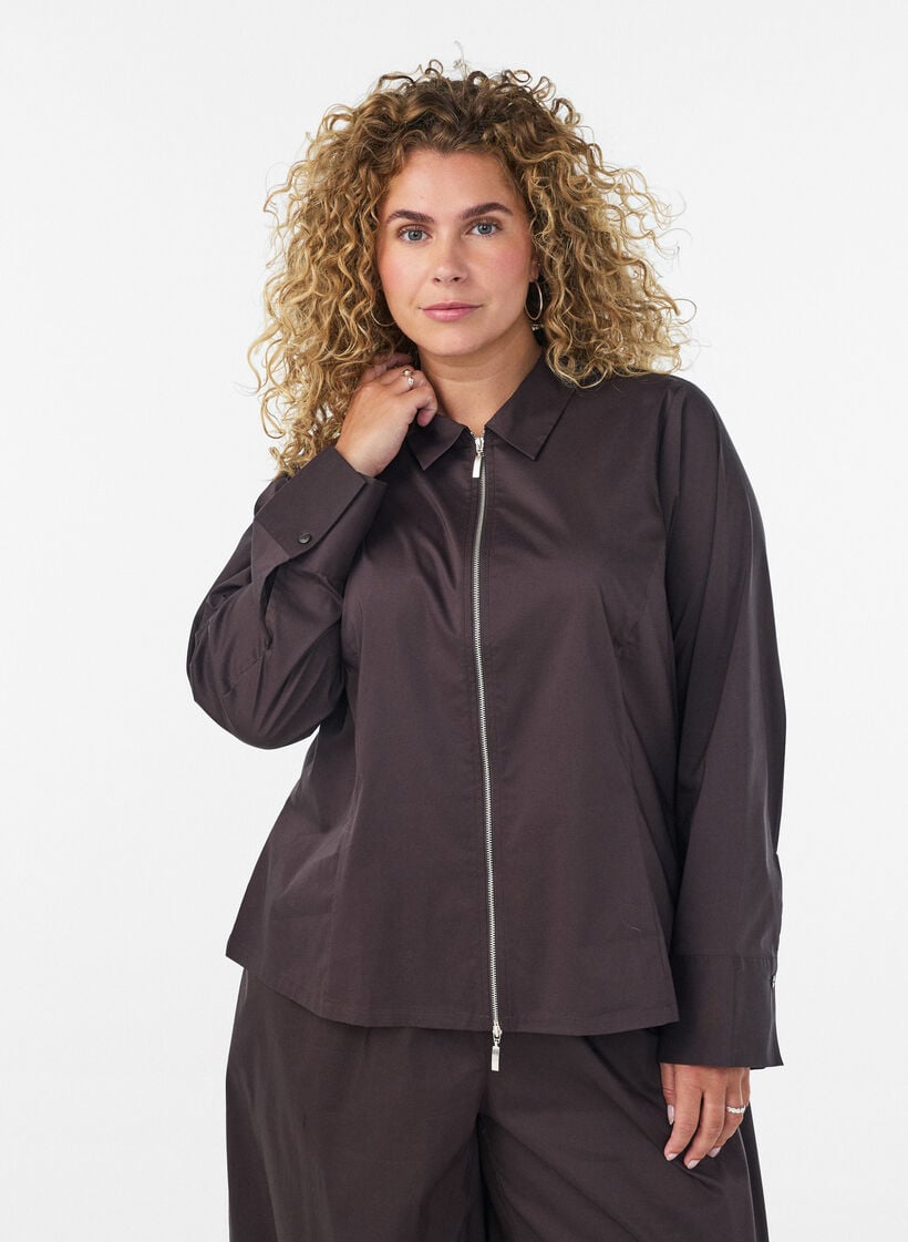 Kurzes Shirt mit Zwei-Wege-Rei&szlig;verschluss, Braun, Model