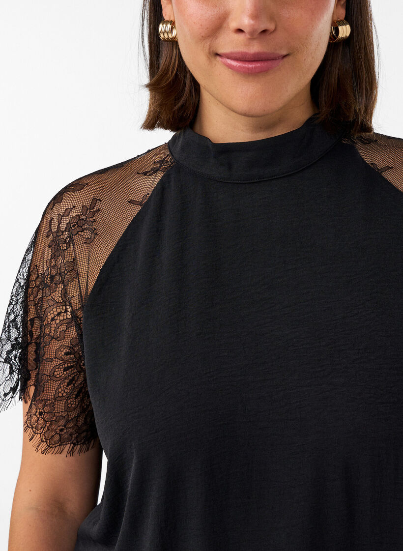 Bluse mit kurzen &Auml;rmeln aus Spitze und hohem Kragen, Schwarz, Model image number 3