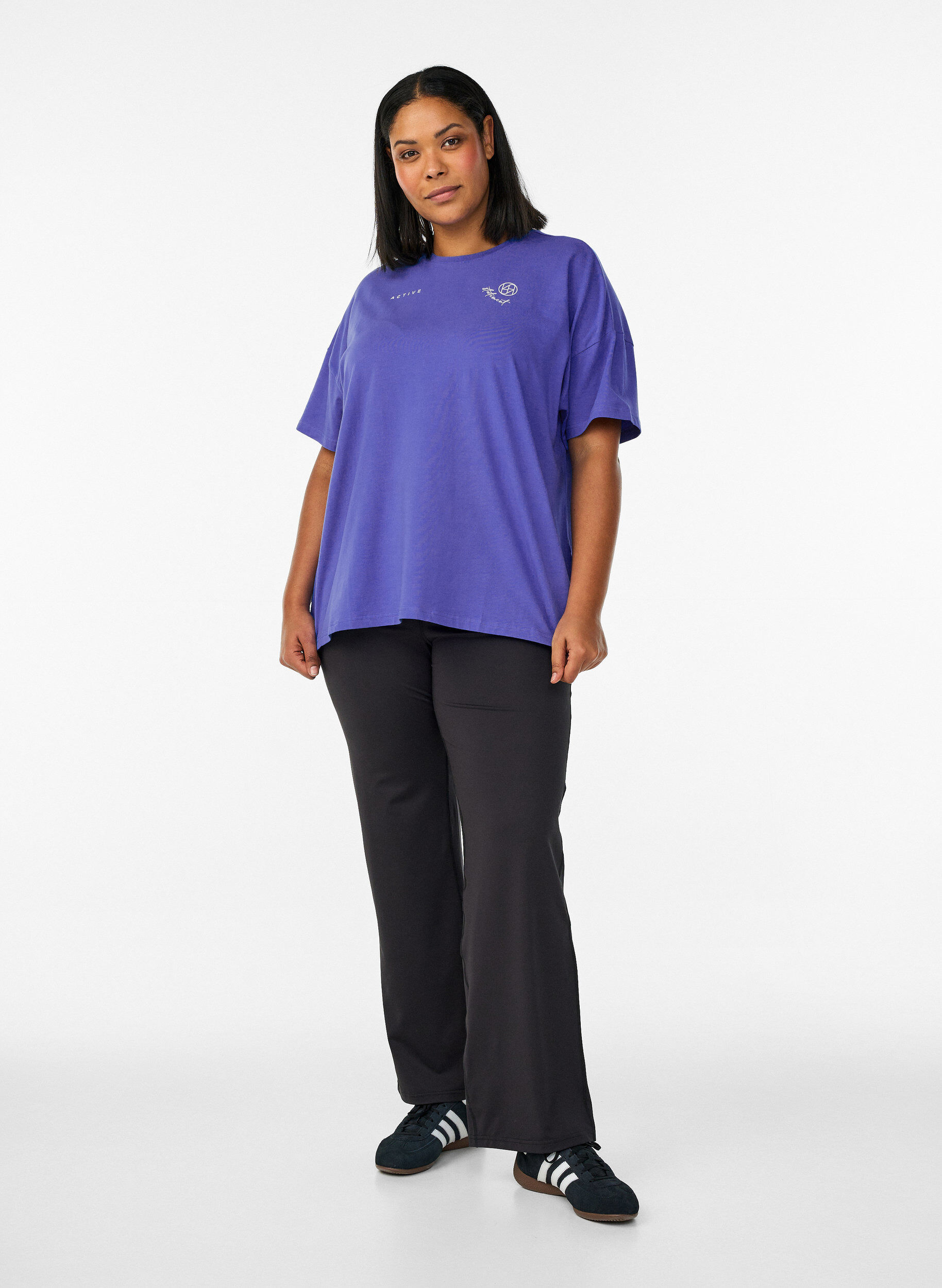 ZizziT-Shirt aus Bio-Baumwolle mit kleinem Frontmotiv, Blau, Model image number 1