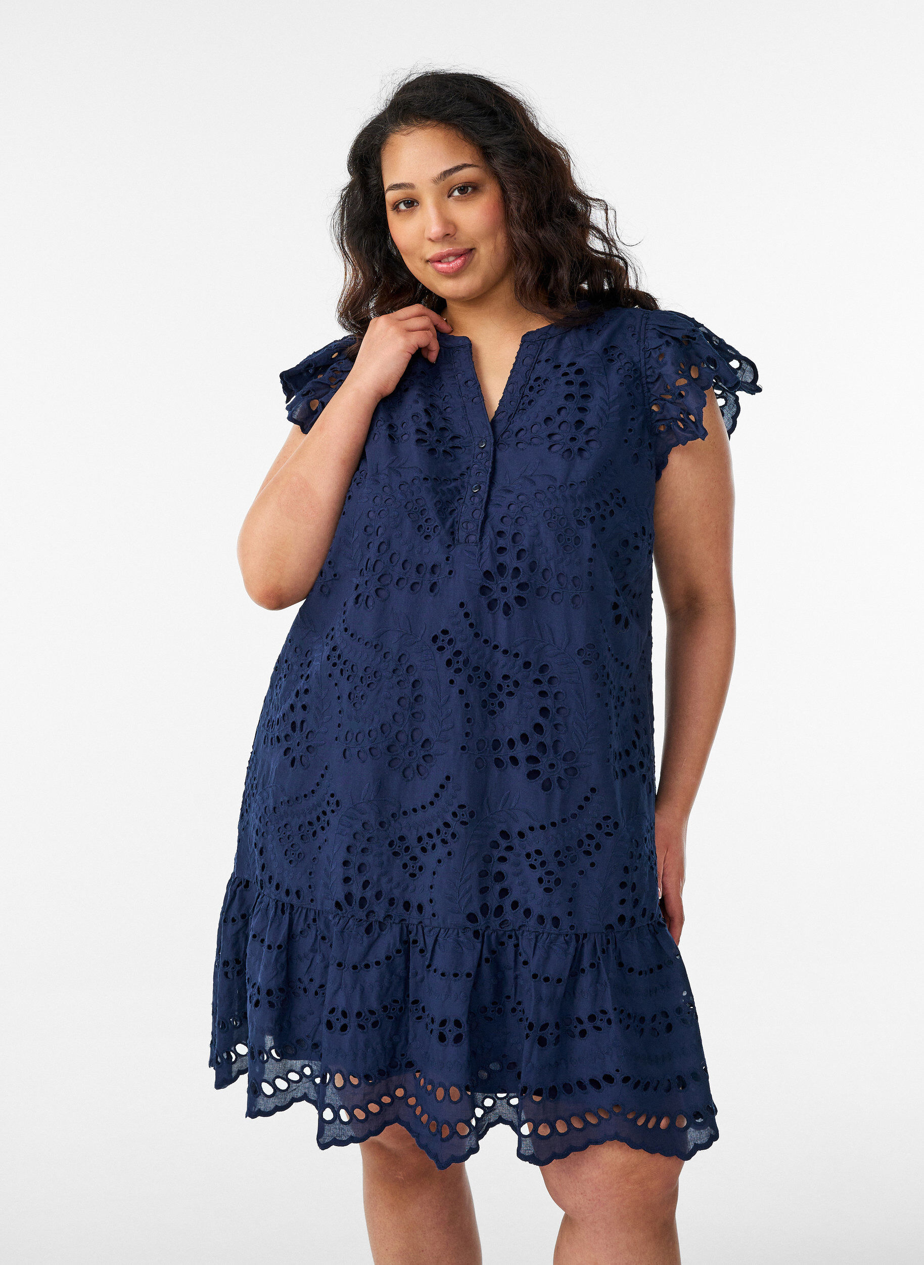 Zizzi Kleid aus Broderie Anglaise mit R&uuml;schen&auml;rmeln, Blau, Model image number 0
