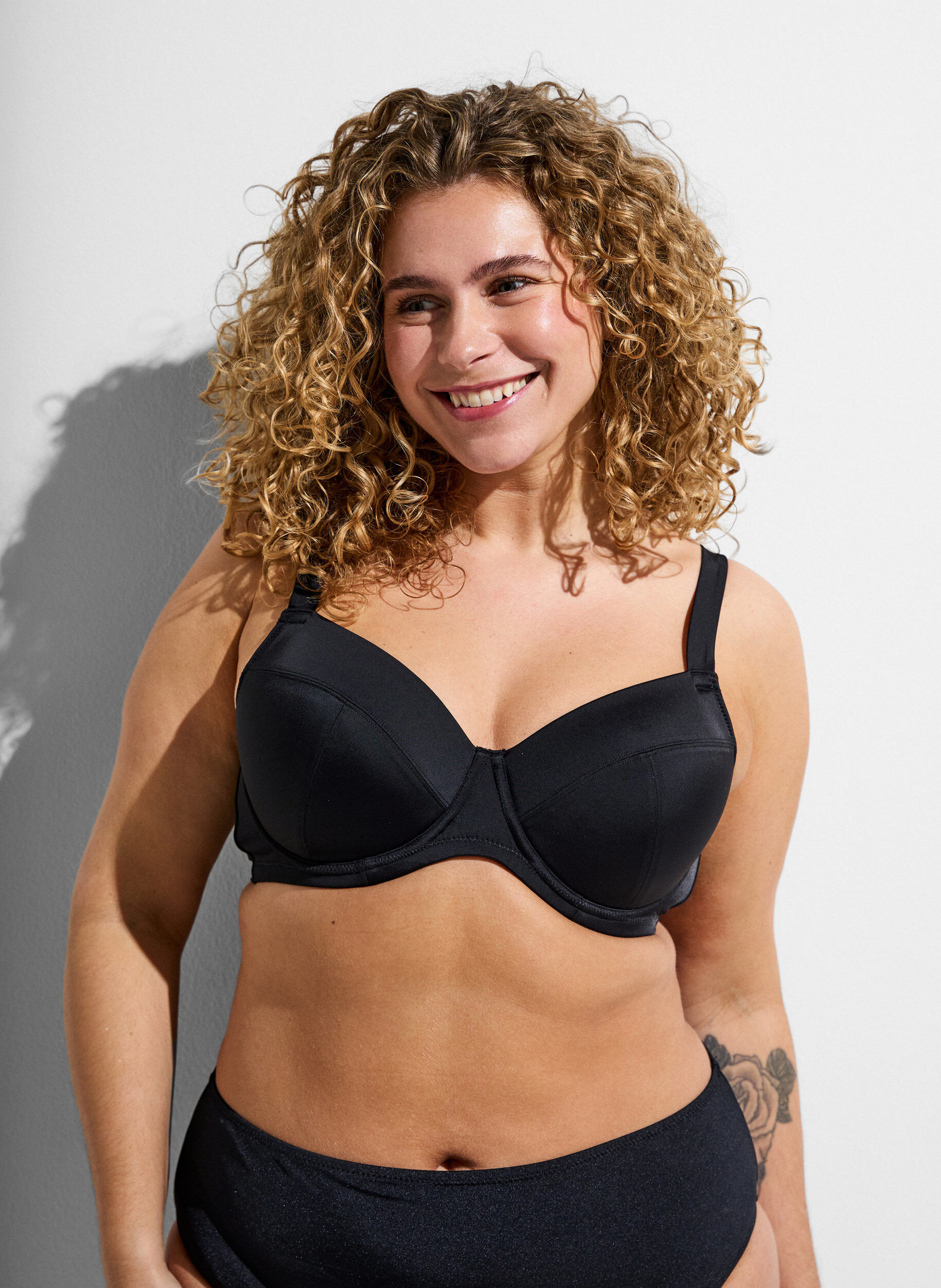 Zizzi B&uuml;gel-Bikini Top mit starkem Halt, Schwarz, Model image number 0
