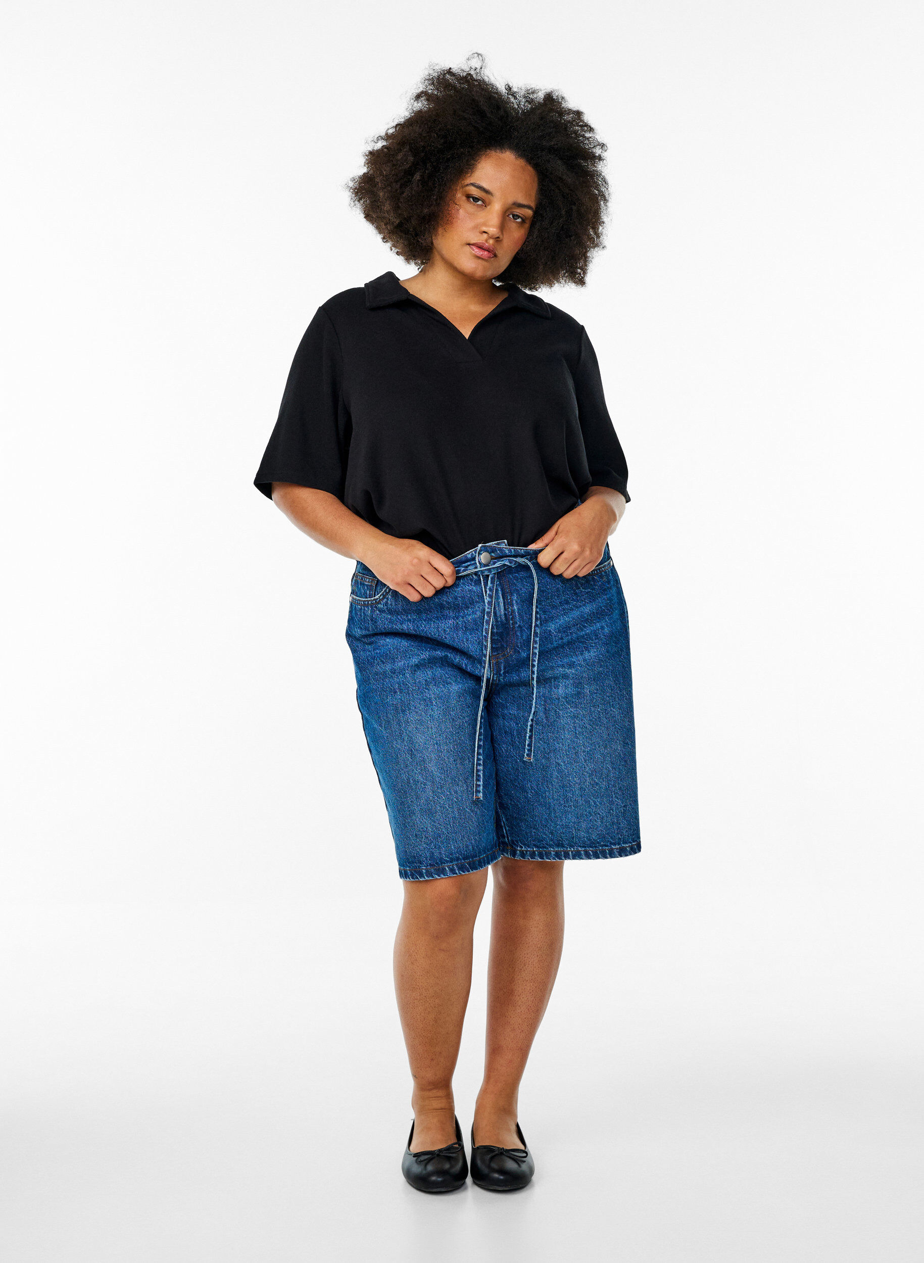 Zizzi Jersey Bluse mit Kragen und kurzen &Auml;rmeln, Schwarz, Model image number 1