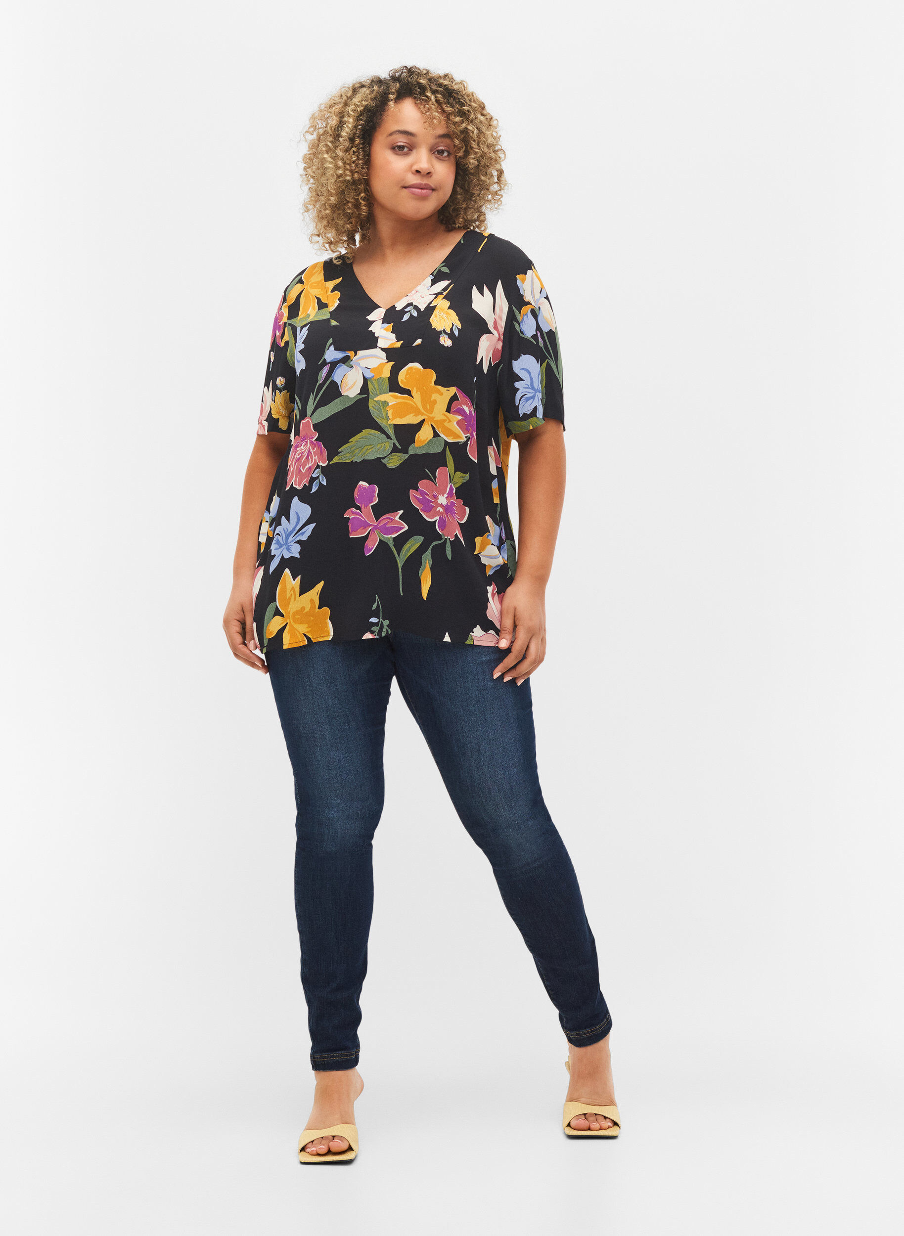 Zizzi Kurz&auml;rmelige Bluse aus gebl&uuml;mter Viskose, Big Flower AOP, Model image number 2