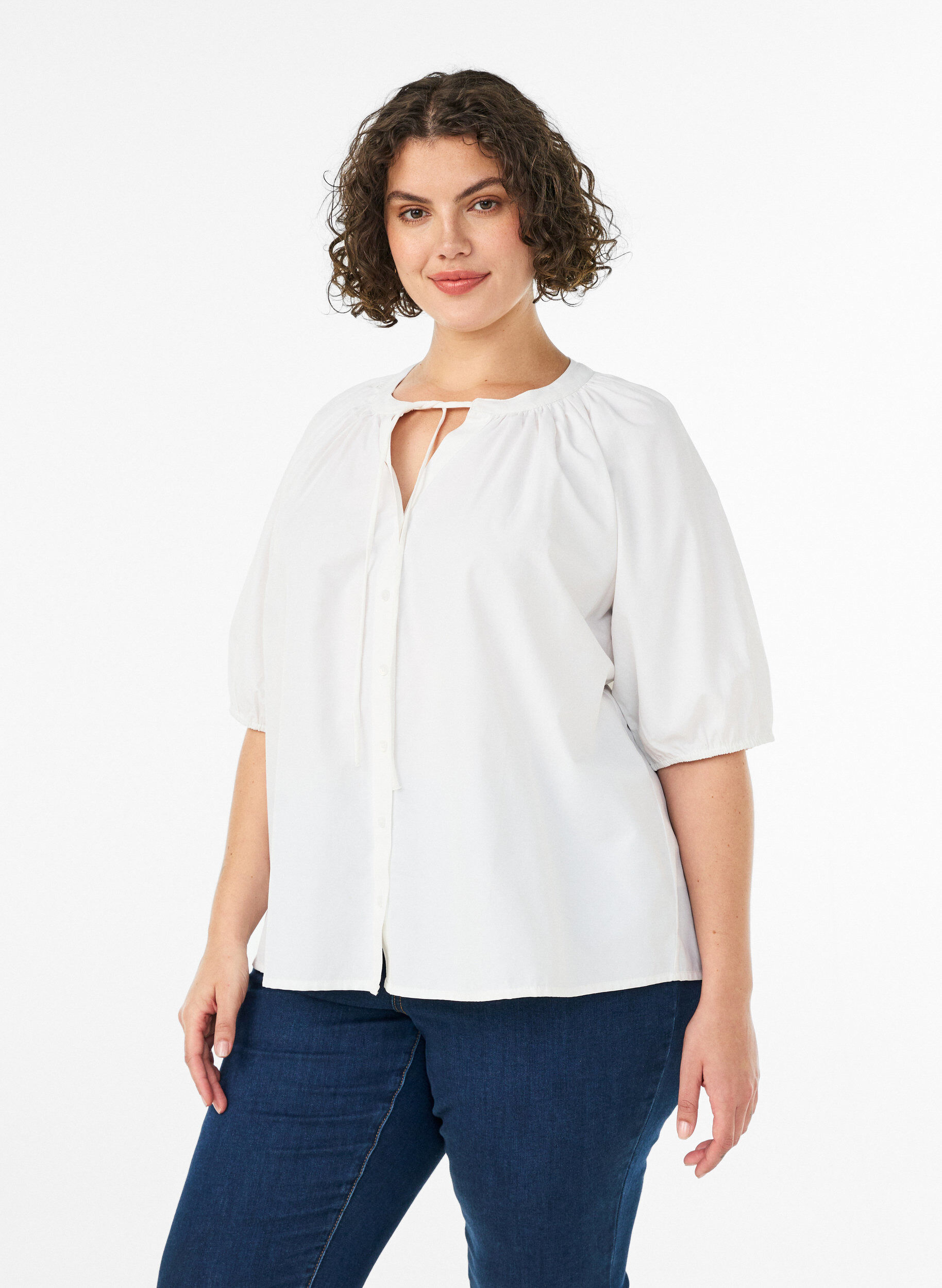 Hemdbluse mit Knopfleiste und Bindeg&uuml;rtel, Wei&szlig;, Model