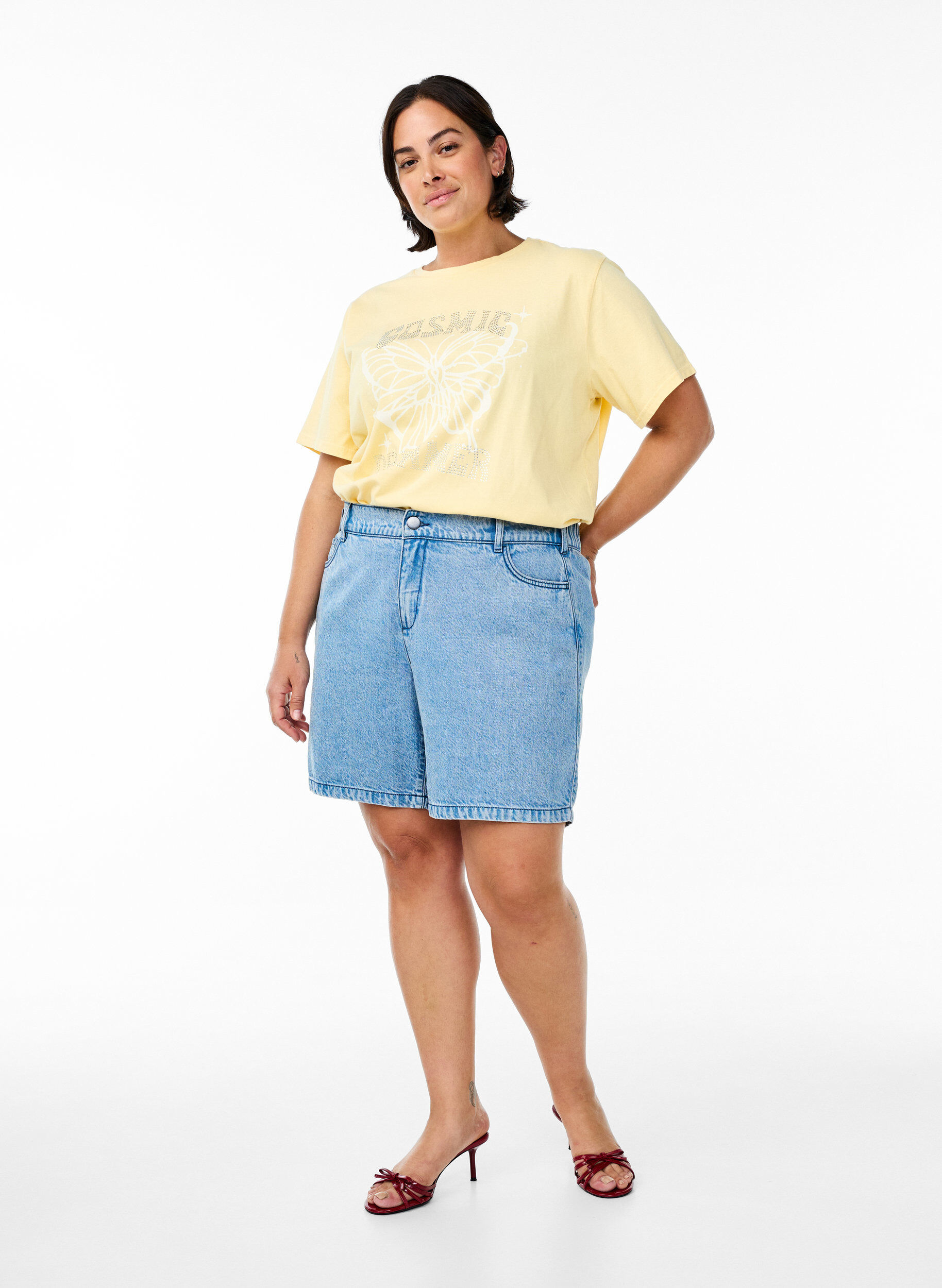 Zizzi T-Shirt aus Bio-Baumwolle mit Strass und Schmetterlingsmotiv, Beige, Model image number 1