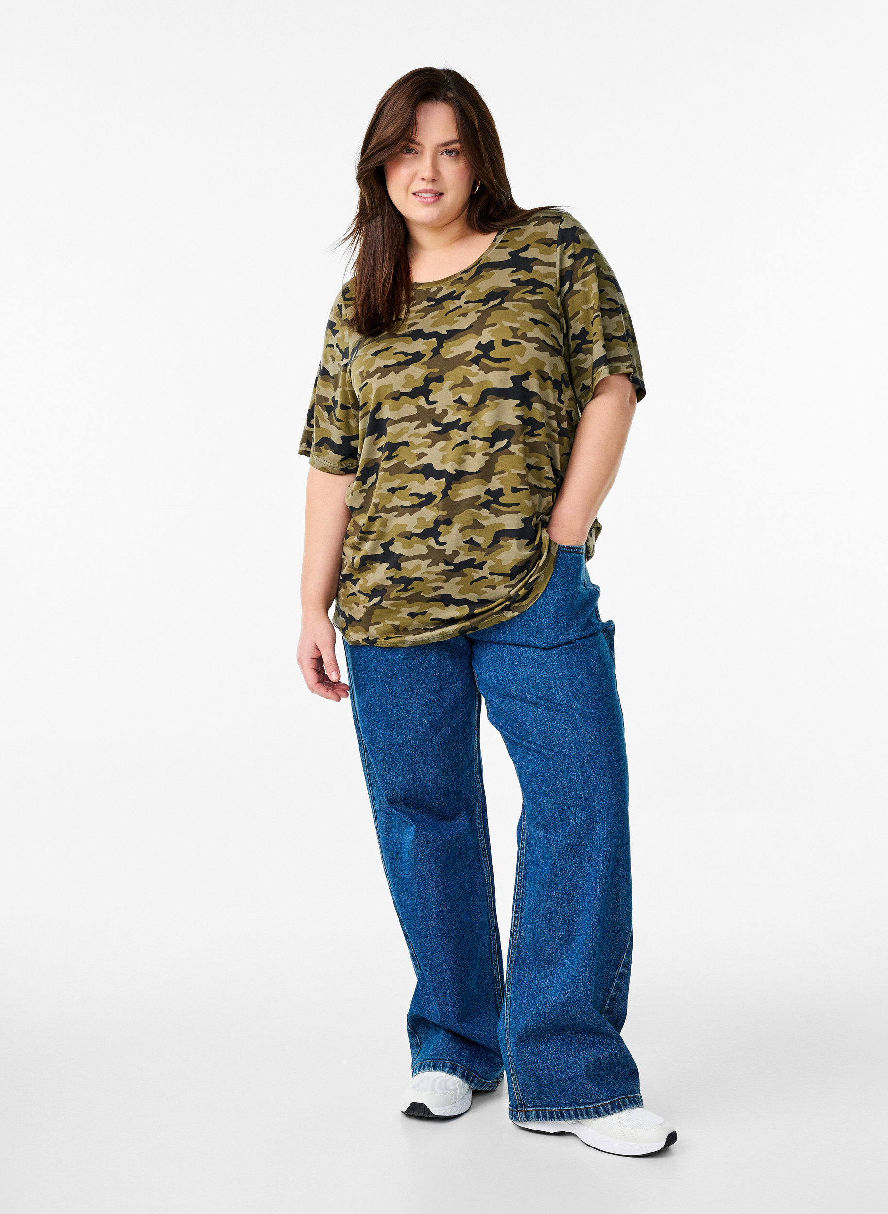 Zizzi T-Shirt mit TENCEL&trade; Lyocell und Tarnmuster, Gr&uuml;n, Model image number 1