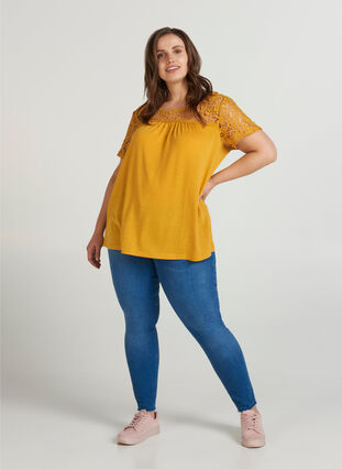 T-Shirt mit Spitze, Mineral Yellow, Model image number 2