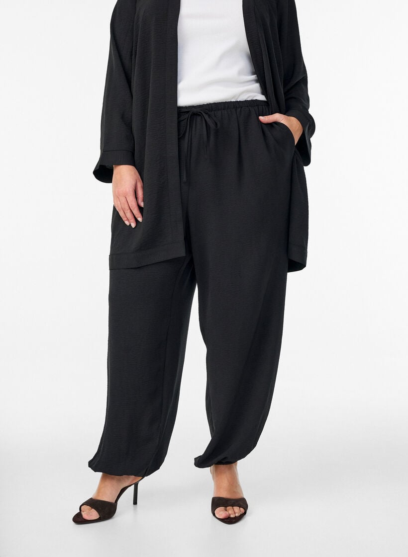 Hoch taillierte Ballonhose, Schwarz, Model image number 2
