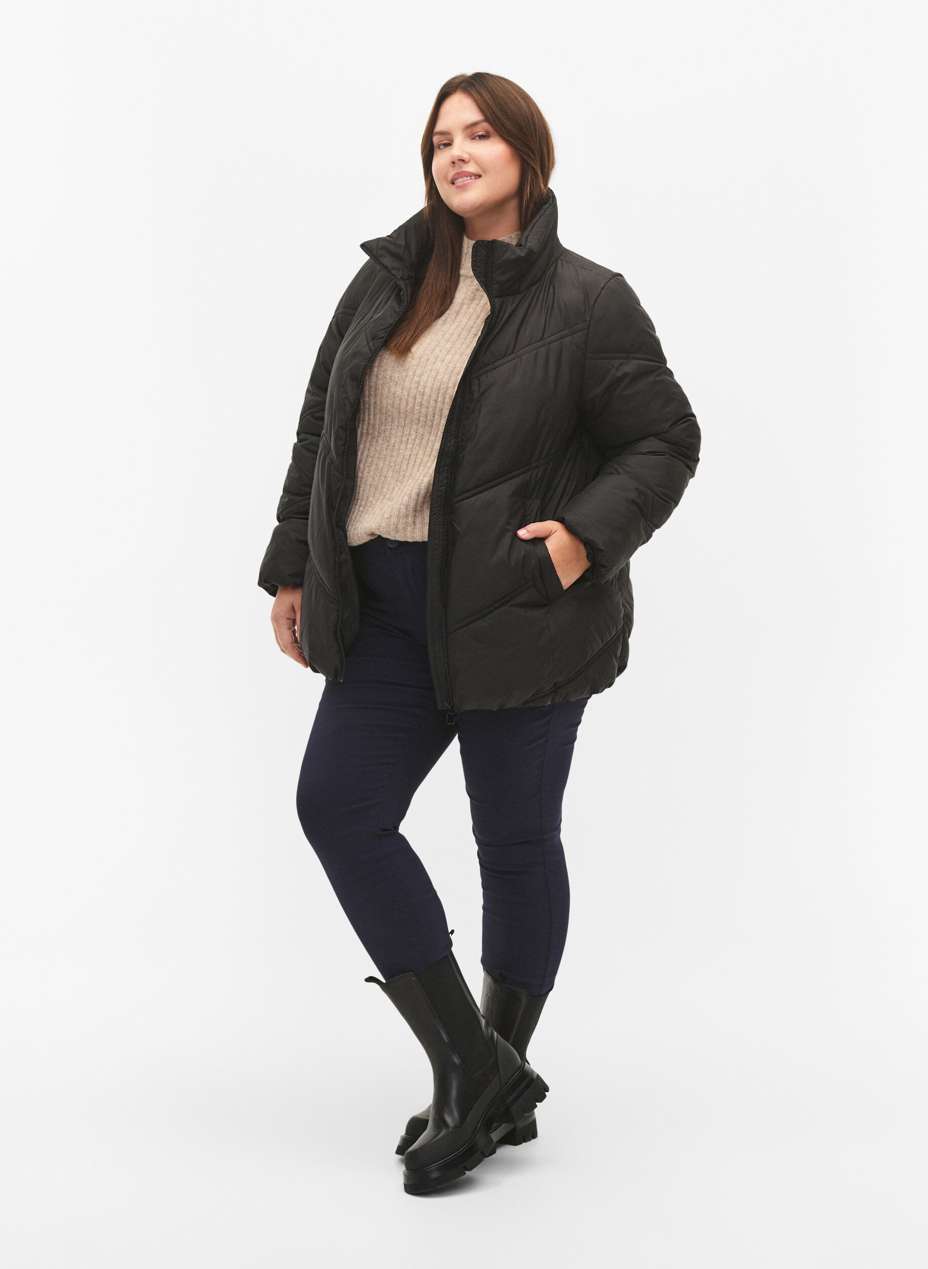 Zizzi Kurze Puffer-Winterjacke mit Taschen, Black, Model image number 2