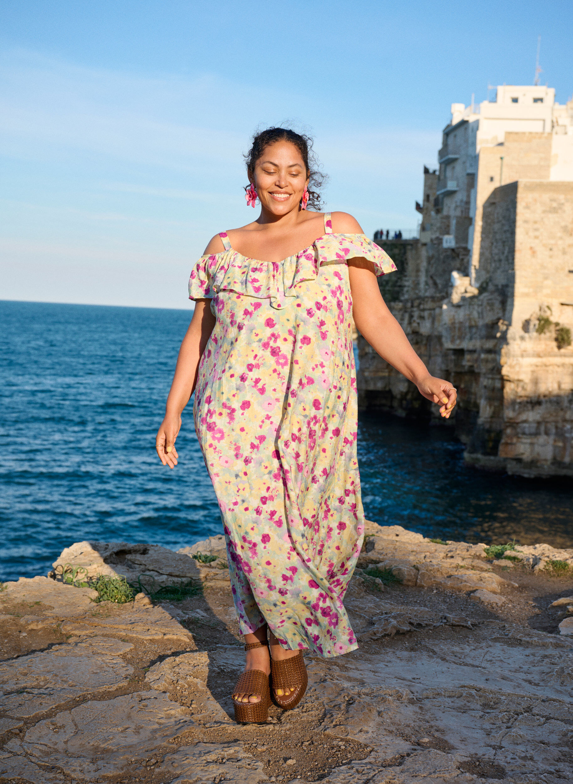 Zizzi Blumiges Midi-Kleid mit Schulter-R&uuml;schen, Vanille, Image image number 0