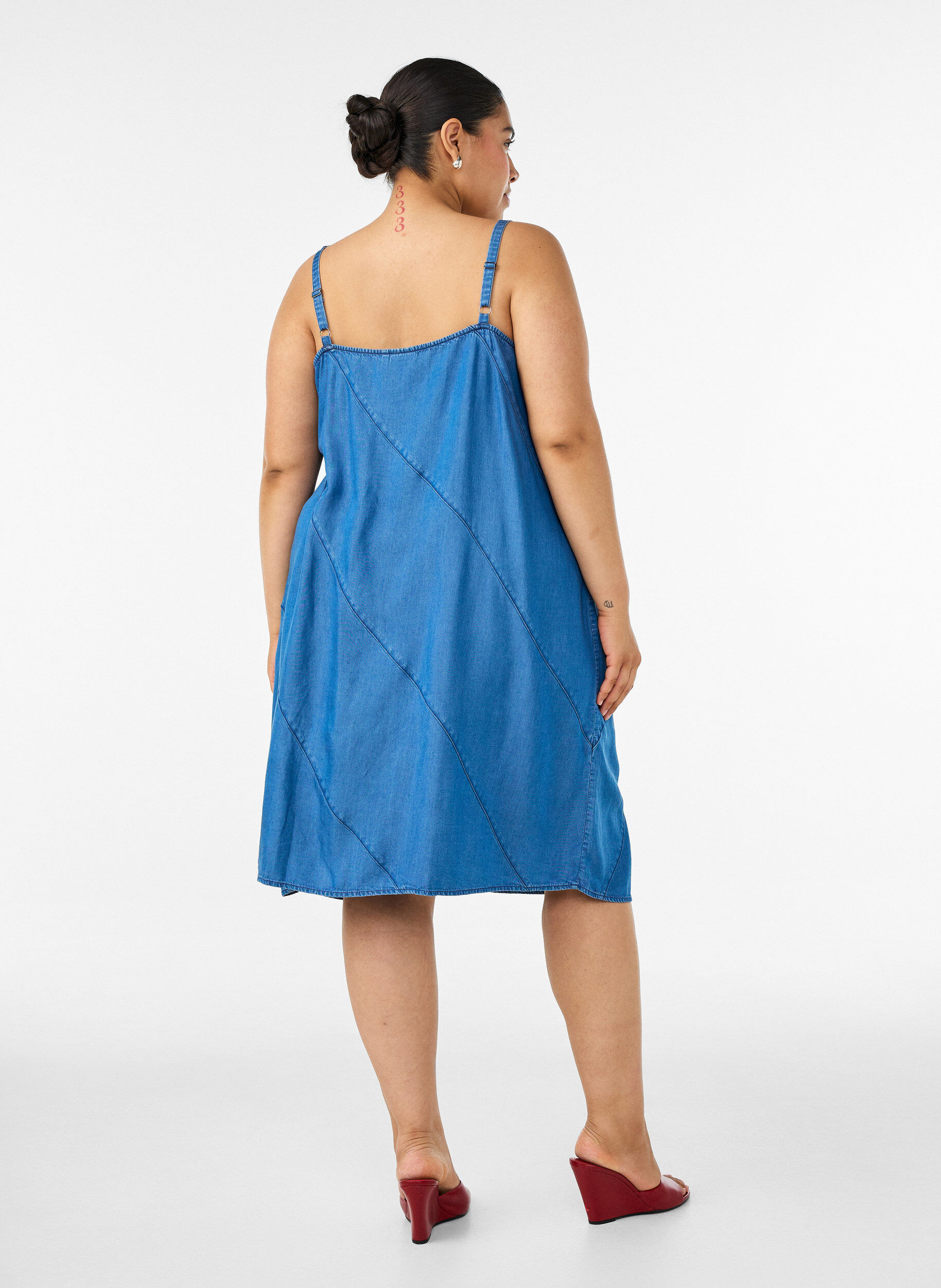 ZizziKleid in Denim-Optik aus TENCEL&trade; Lyocell mit Tr&auml;gern, Blau, Model image number 2