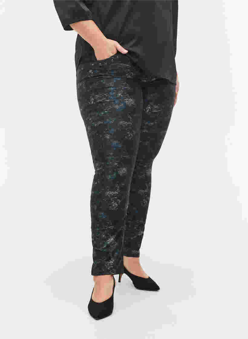 Emily-Jeans mit Muster und Nieten, Black AOP, Model image number 2
