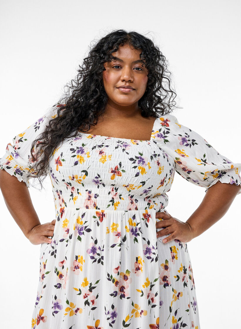 Gebl&uuml;mtes Midikleid aus Viskose mit Smok, Wei&szlig;, Model image number 2