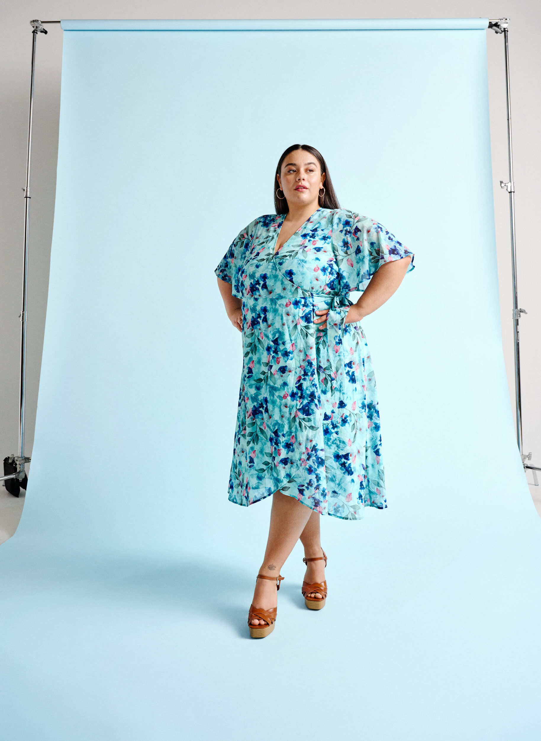 Zizzi Kurz&auml;rmeliges Wrap-Kleid mit Blumenprint, Trellis AOP, Image image number 0