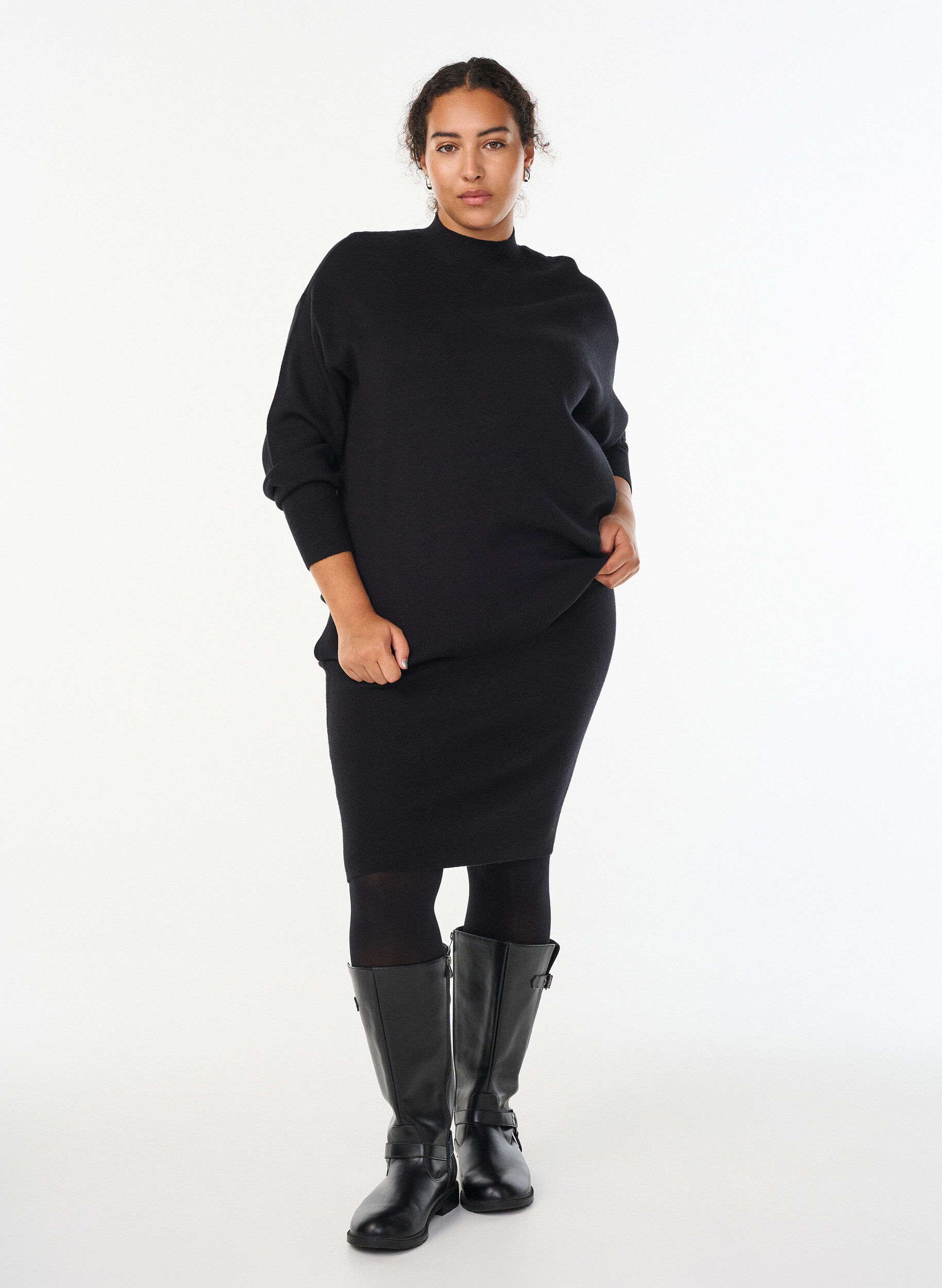 Kurzer Strickrock mit breitem Bund, Schwarz, Model