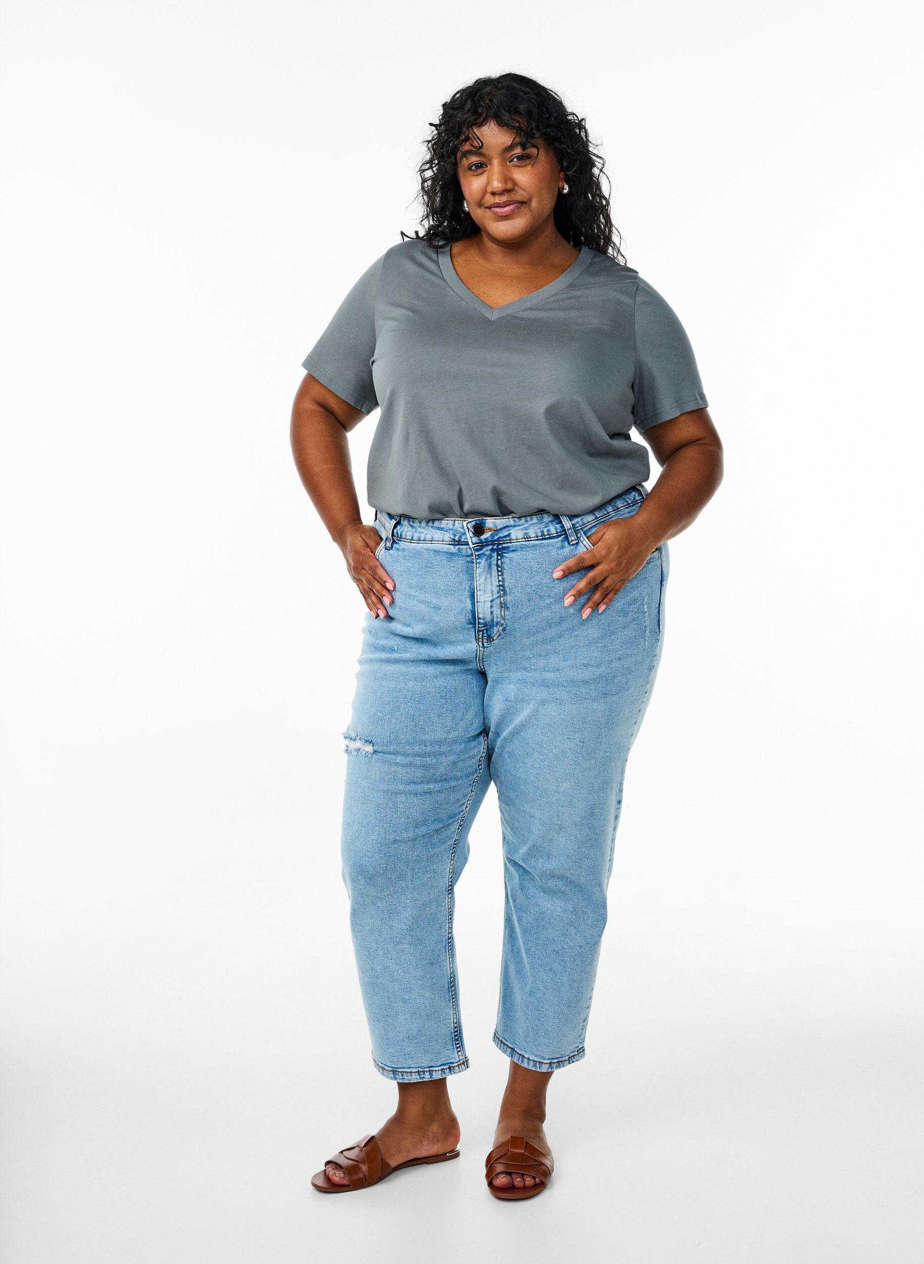 Zizzi Einfaches T-Shirt aus Baumwolle mit V-Ausschnitt., Gr&uuml;n, Model image number 1