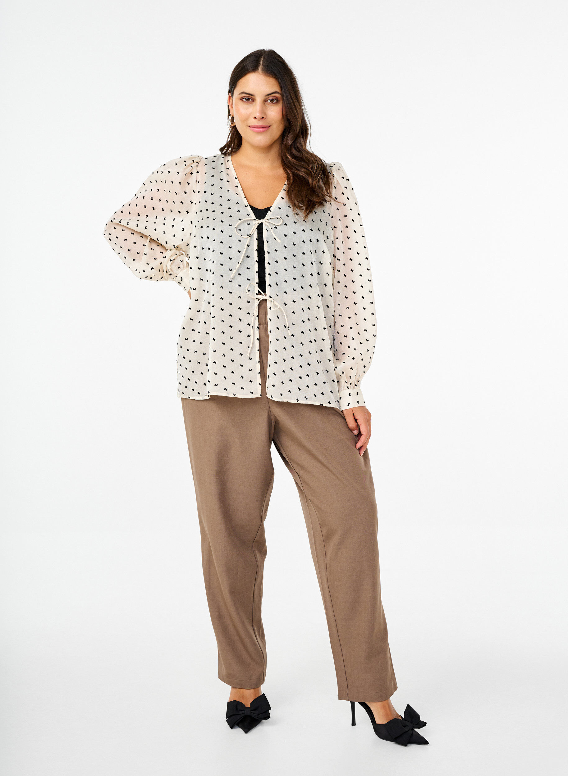 Zizzi Bluse mit Bindedetails und Schleifen, Ecru w Bow, Model image number 2