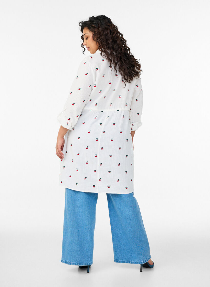 Hemdblusenkleid aus Baumwoll-Musselin mit bestickten Motiven, Vanille, Model image number 2