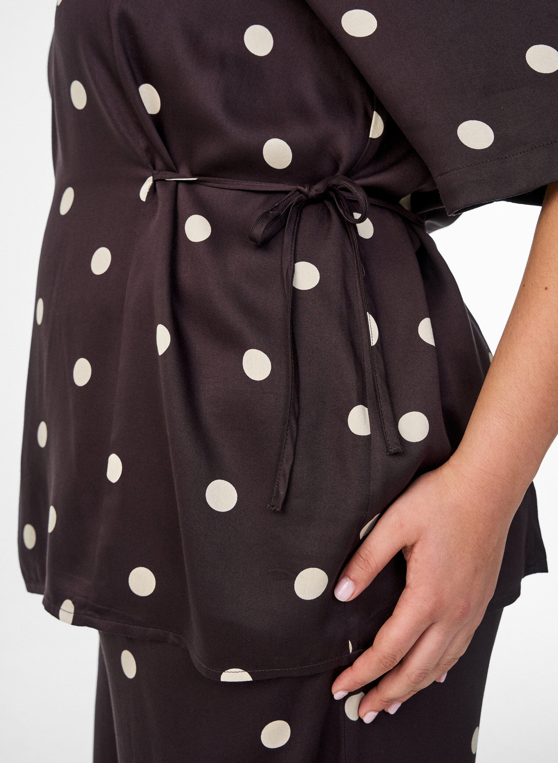 ZizziGepunktete Bluse aus Viskose mit V-Ausschnitt und Bindeband, Braun, Model image number 3