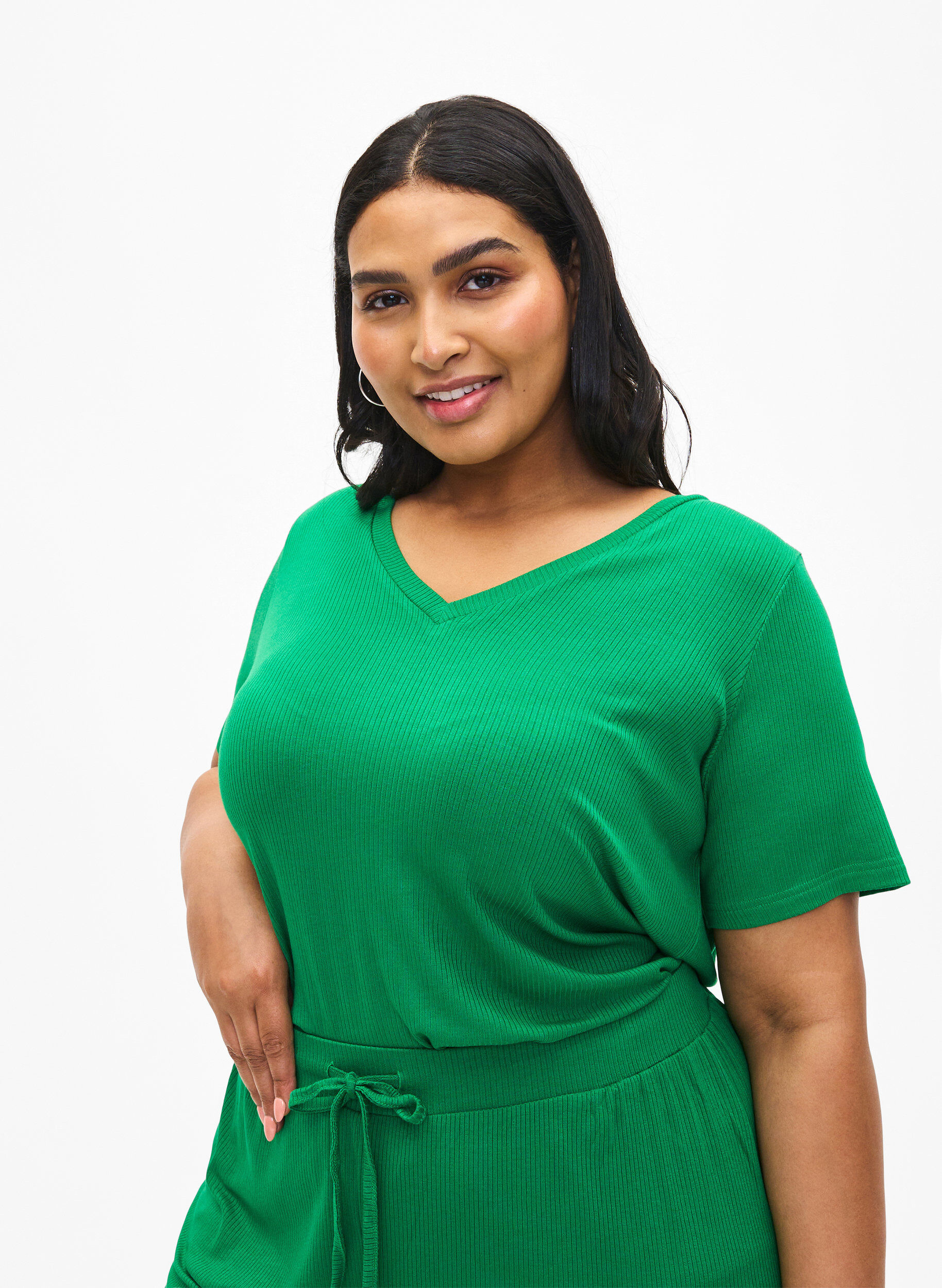 Zizzi Geripptes T-Shirt aus Viskose mit V-Ausschnitt, Jolly Green, Model image number 0