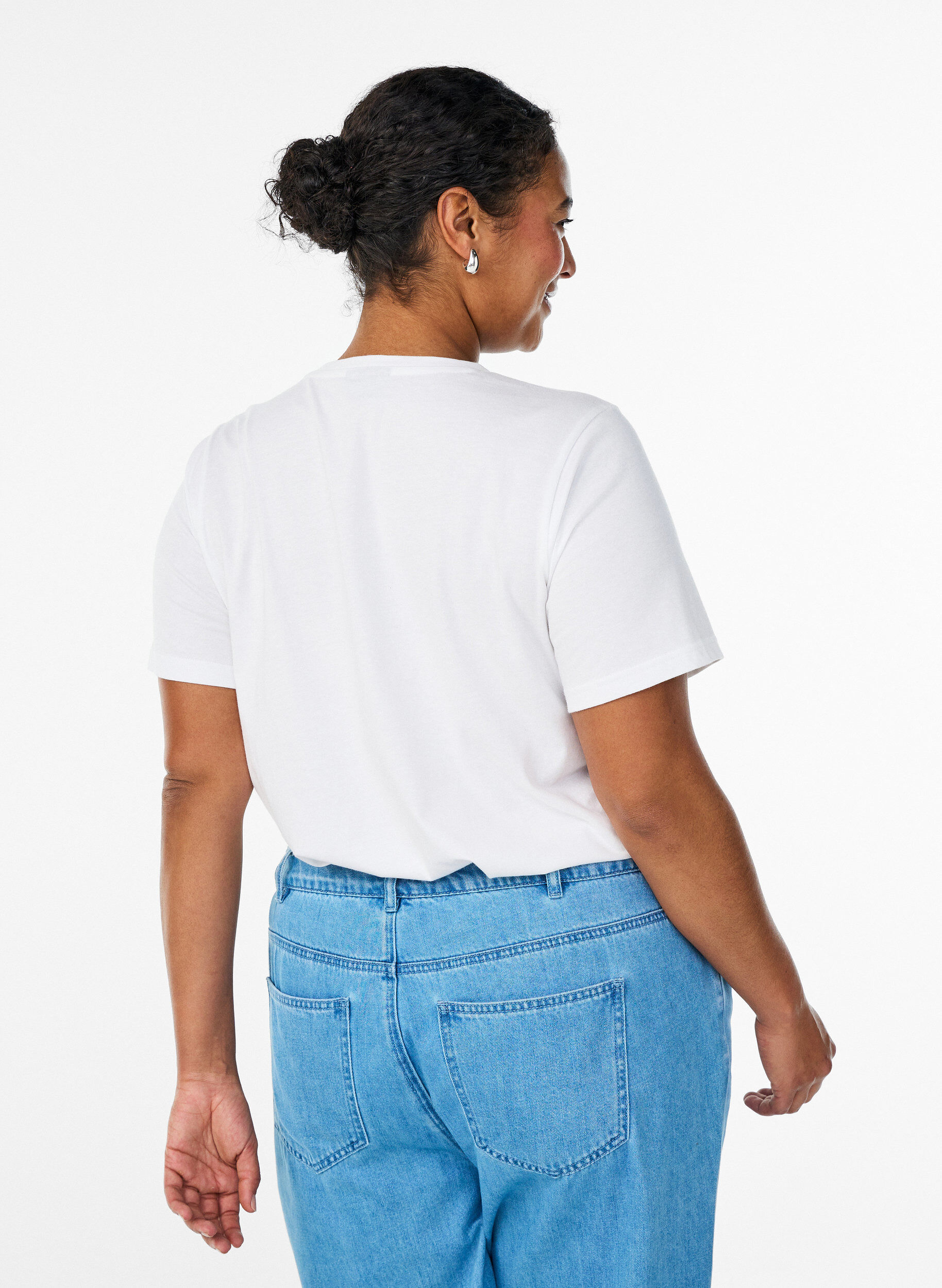 Zizzi T-shirt aus Baumwolle mit aufgesticktem Text, Wei&szlig;, Model image number 2