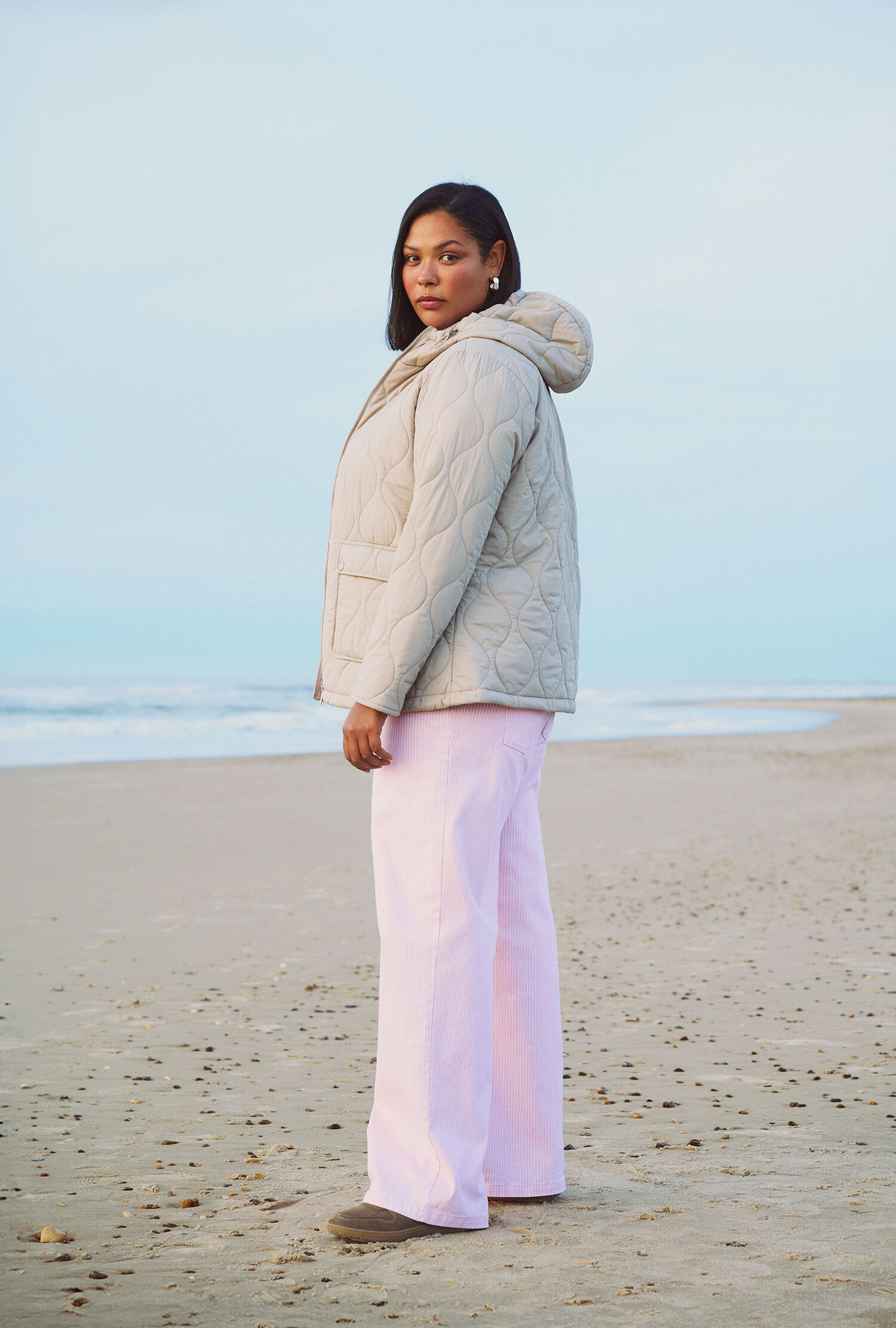 Zizzi Gesteppte Jacke in Rosat&ouml;nen, , Model