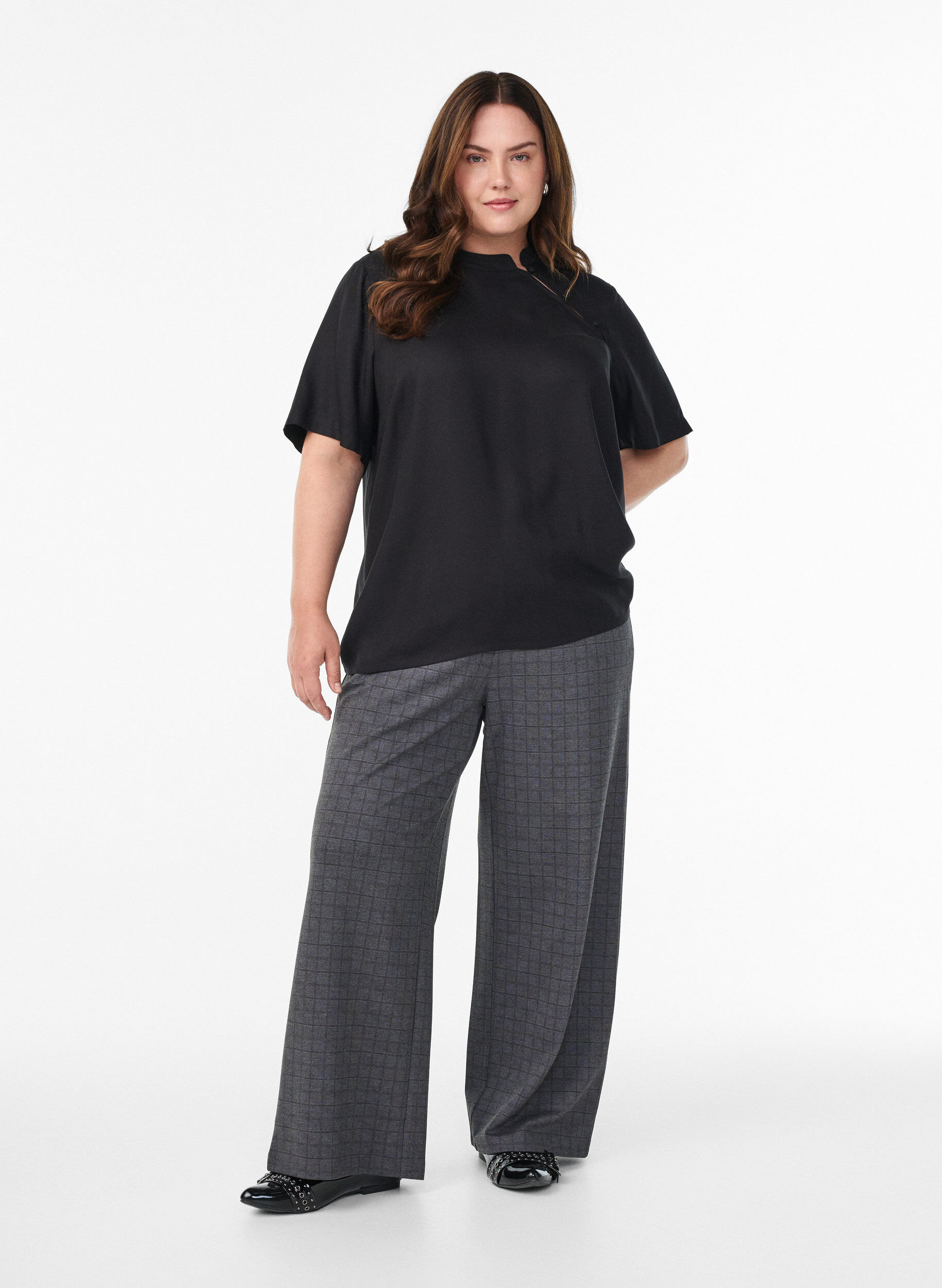 Zizzi Kurzarmbluse mit diagonaler Knopfleiste, Schwarz, Model image number 1