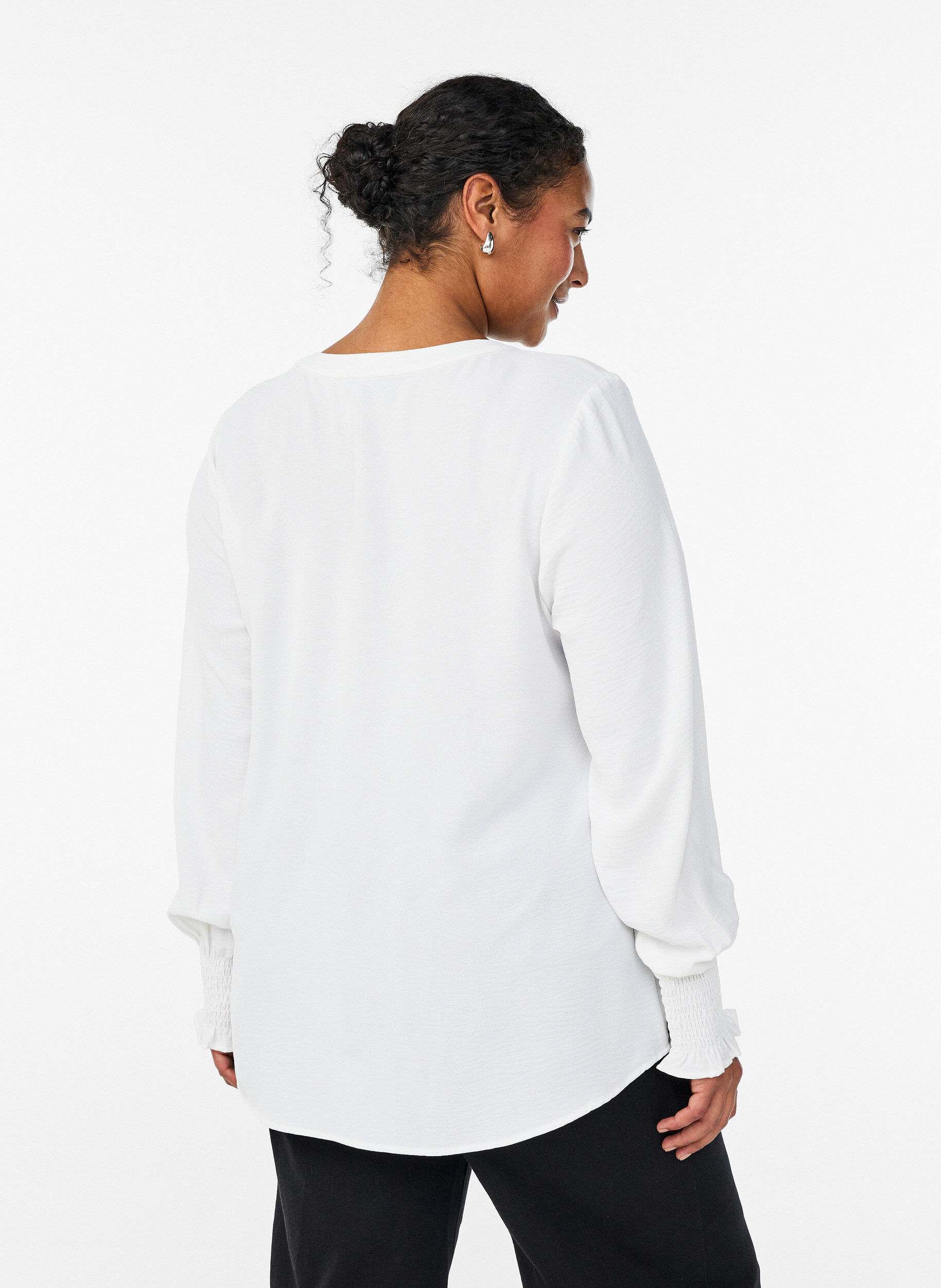 Zizzi Bluse mit Smockb&uuml;ndchen und V-Ausschnitt, Vanille, Model image number 2