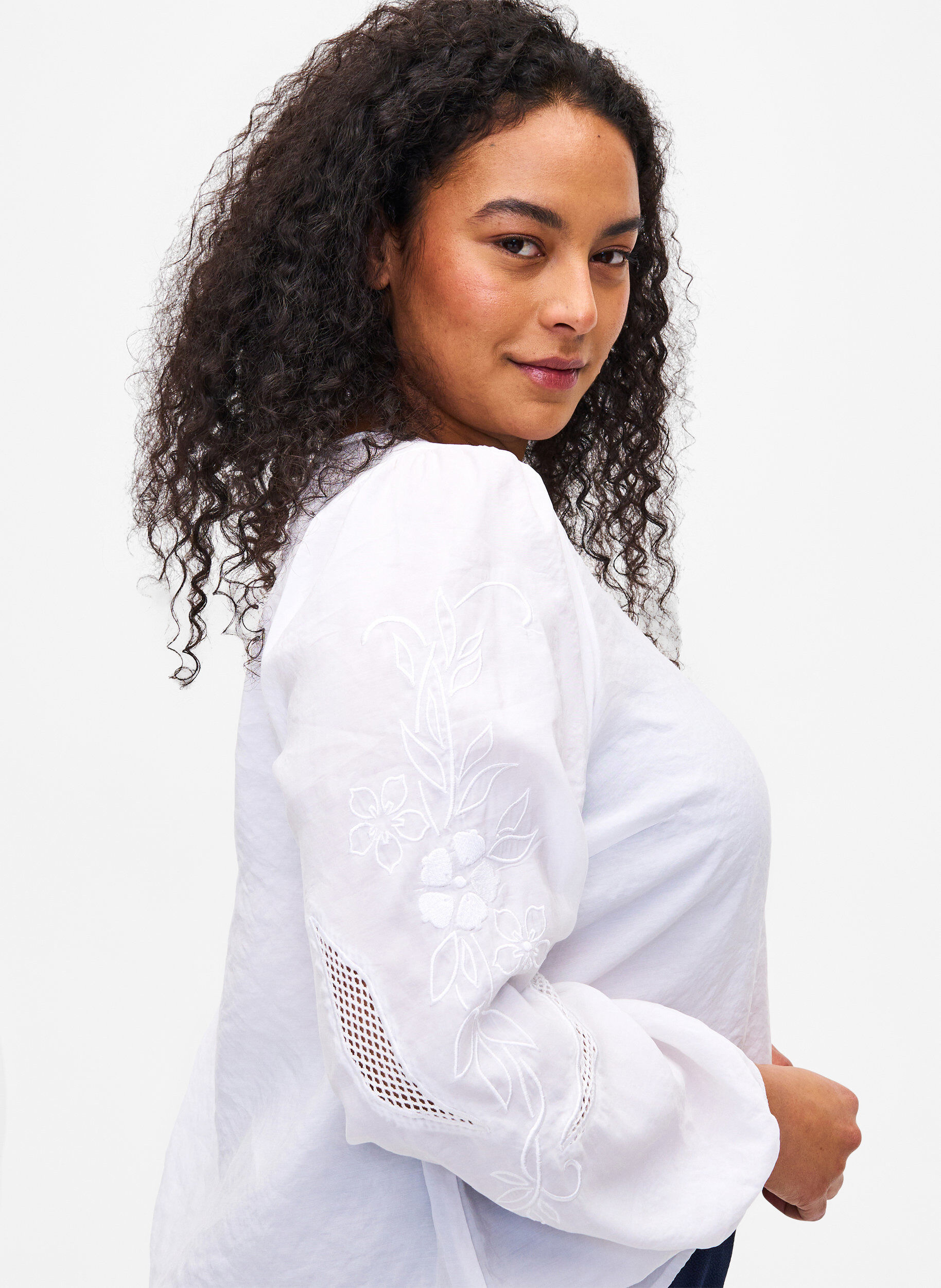 Zizzi Bluse aus TENCEL&trade;-Modal mit gestickten Details, Bright White, Model image number 2