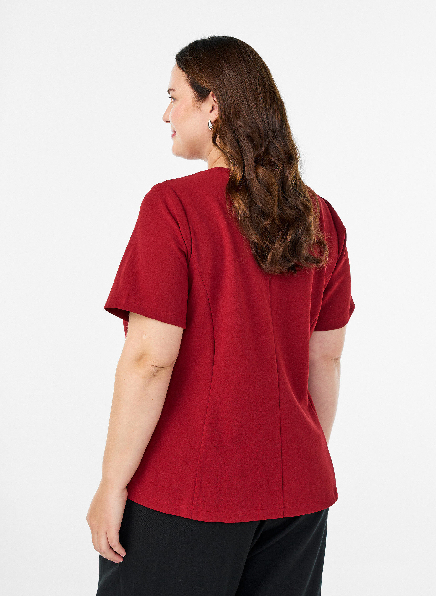 Zizzi Kurz&auml;rmelige Bluse mit formgebenden Abn&auml;hern, Rot, Model image number 2