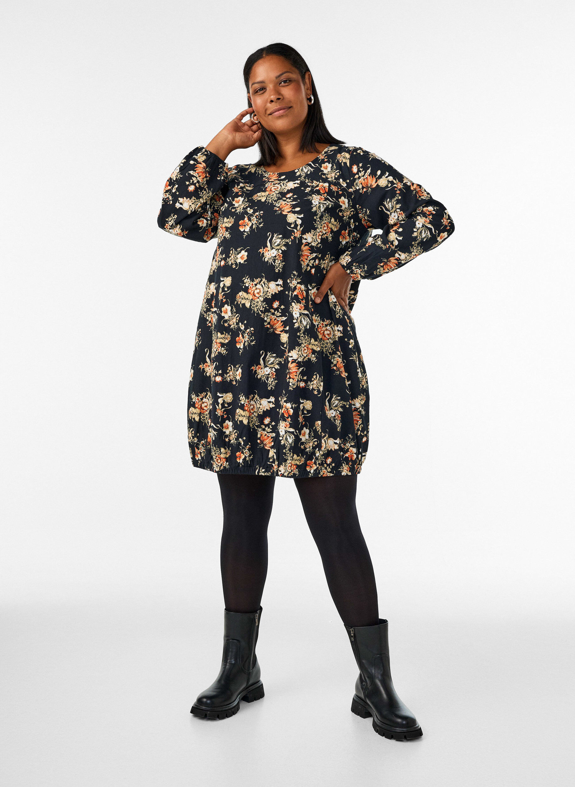 ZizziKurzes Baumwollkleid mit Gummisaum und langen &Auml;rmeln, Schwarz, Model image number 1