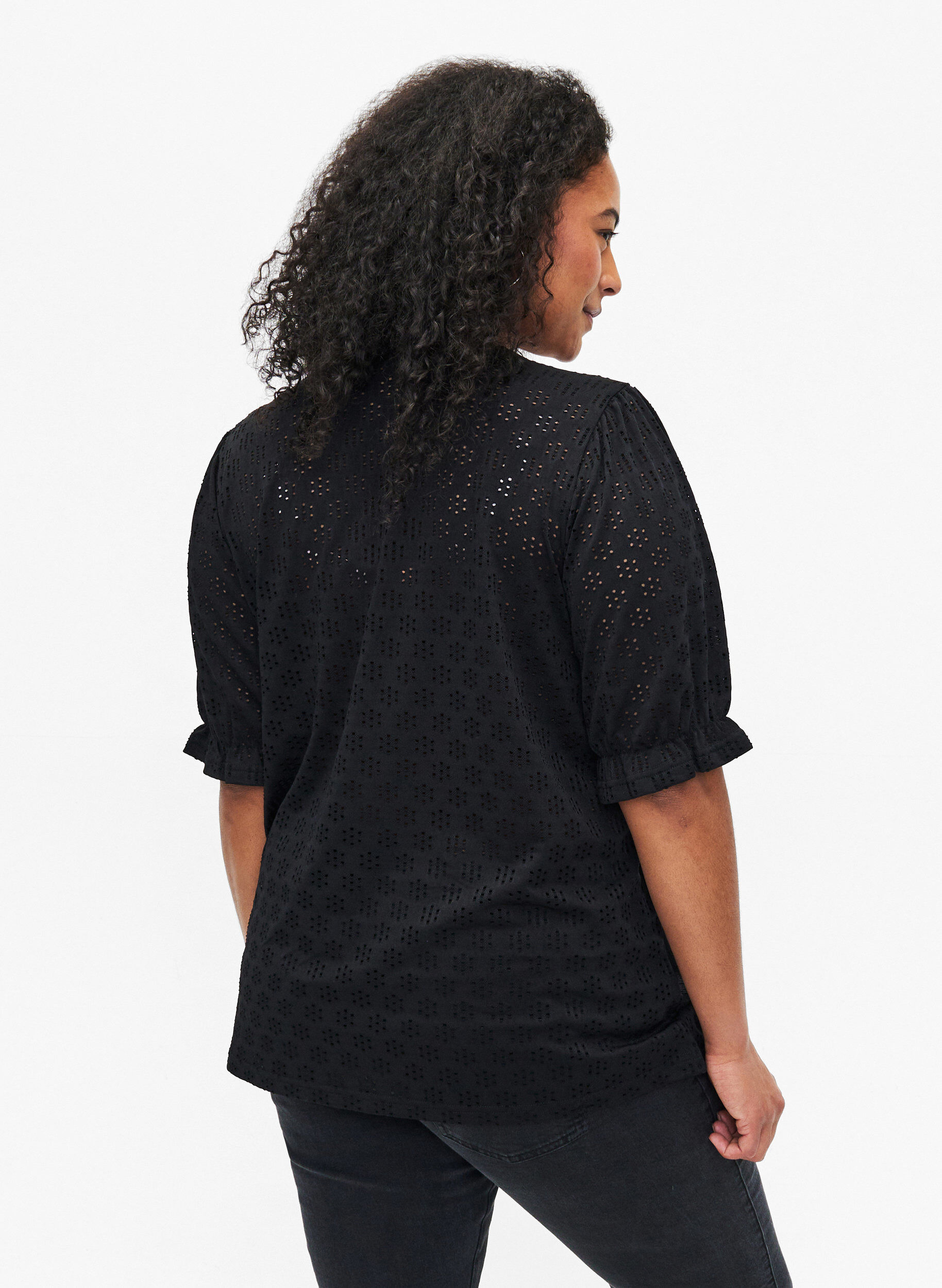 Zizzi Bluse mit V-Ausschnitt und Lochmuster, Black, Model image number 1