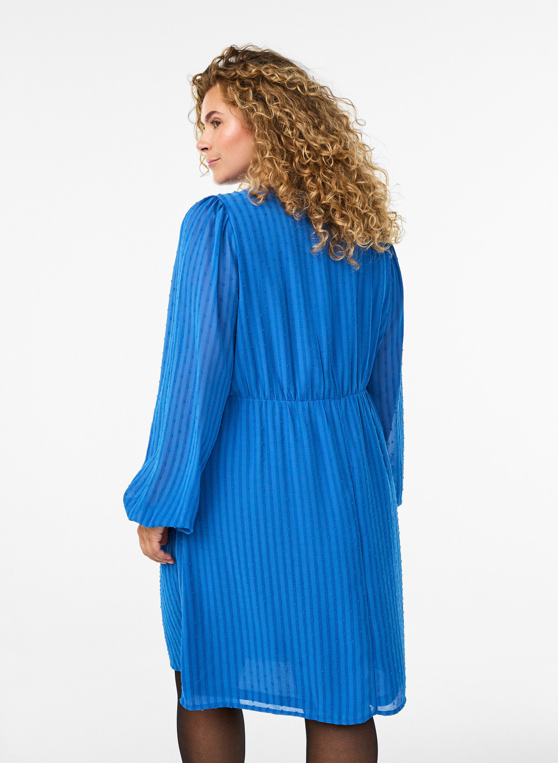 Zizzi Kurzes Kleid mit Ton-in-Ton-Streifen und texturierten Punkten, Blau, Model image number 2